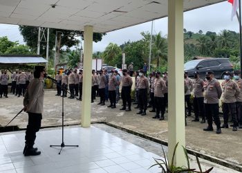 TOTABUAN.CO BOLMONG -- Mendekati hari-H pelaksanaan pemilihan Sangadi (Kepala Desa red) secara serentak tahun 2022 di 89 desa yang ada di Kabupaten Bolaang Mongondow (Bolmong), sejumlah kesiapan pengamanan terus dimatangkan. Hal itu terlihat dengan dilakukan Polda Sulut melalui Polres Bolmong dengan melakukan pergeseran pasukan (Serpas) Kamis 27 Januari 2022. Apel yang dilaksanakan di halaman Mapolres Bolmong dipimpin Kapolres Bolmong AKBP Nova Irone Surentu dan dihadiri oleh Wakapolres Kompol Melky. J. Lapian serta para pejabat utama, para Perwira dan seluruh personel yang terlibat dalam pengamanan. Menurut Kapolres Bolmong AKBP Nova Irone Surentu, apel dilaksanakan untuk mengecek secara langsung kesiapan personel sebelum bertugas sekaligus melepas keberangkatan personel menuju ke lokasi TPS melalui Polsek setempat. Nova menekankan, personel yang akan bertugas dalam pengamanan Pilsang memahami tugasnya, serta mengenal lingkungan tempat di mana bertugas dan mengetahui apa yang harus dilakukan. “Saya minta agar setiap personel melaksanakan tugas dengan penuh disiplin dan bertanggung jawab, dan sesegra mungkin melaporkan setiap insiden yang dapat mengganggu kelancaran pelaksanaan pemilihan Sangadi,” ujar Nova. Penekanan lain yang menjadi perhatian Kapolres adalah netralitas Polri dalam pelaksanaan Pemilihan Sangadi. "Saya minta tidak ada personel yang terlibat politik praktis, jangan ada personel yang memihak atau mendukung calon Sangadi baik secara langsung maupun tidak langsung. Jika ada yang ketahuan dan terbukti akan diproses sesuai ketentuan hukum" tegasnya. Sebelumnya Nova telah mengeluarkan Imbauan agar masyarakat untuk tidak melakukan pertemuan atau kegiatan yang mengundang kerumunan orang banyak di tempat umum. Selain itu tidak melaksanakan kampanye terbuka, mengumpulkan massa pendukung, arak arakan, pesta merayakan kemenangan, tidak menyiapkan minuman keras. Hindari fitnah, menghasut melakukan kekerasan, serta intimidasi. memprovokasi, menghina kehormatan calon lain. Di tempat terppisah Bupati Bolmong Yasti Soepredjo Mokoagow didampingi Kapolres Bolaang Mongondow AKBP Nova Irone Surentu dan Kapolres Kotamobagu AKBP Irham Halid menerima kunjungan kerja Direktur Intelkam Polda Sulut Kombes Pol Budhy Herwanto dan Karo Ops Polda Sulut Kombes Pol Wawan Wirawan. Kunjungan kerja itu dalam rangka kegiatan Tactical Floor Game pengamanan Pilsang serentak di 89 desa di Kabupaten Bolmong. (*)