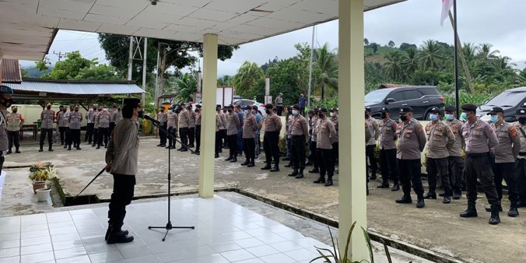 TOTABUAN.CO BOLMONG -- Mendekati hari-H pelaksanaan pemilihan Sangadi (Kepala Desa red) secara serentak tahun 2022 di 89 desa yang ada di Kabupaten Bolaang Mongondow (Bolmong), sejumlah kesiapan pengamanan terus dimatangkan. Hal itu terlihat dengan dilakukan Polda Sulut melalui Polres Bolmong dengan melakukan pergeseran pasukan (Serpas) Kamis 27 Januari 2022. Apel yang dilaksanakan di halaman Mapolres Bolmong dipimpin Kapolres Bolmong AKBP Nova Irone Surentu dan dihadiri oleh Wakapolres Kompol Melky. J. Lapian serta para pejabat utama, para Perwira dan seluruh personel yang terlibat dalam pengamanan. Menurut Kapolres Bolmong AKBP Nova Irone Surentu, apel dilaksanakan untuk mengecek secara langsung kesiapan personel sebelum bertugas sekaligus melepas keberangkatan personel menuju ke lokasi TPS melalui Polsek setempat. Nova menekankan, personel yang akan bertugas dalam pengamanan Pilsang memahami tugasnya, serta mengenal lingkungan tempat di mana bertugas dan mengetahui apa yang harus dilakukan. “Saya minta agar setiap personel melaksanakan tugas dengan penuh disiplin dan bertanggung jawab, dan sesegra mungkin melaporkan setiap insiden yang dapat mengganggu kelancaran pelaksanaan pemilihan Sangadi,” ujar Nova. Penekanan lain yang menjadi perhatian Kapolres adalah netralitas Polri dalam pelaksanaan Pemilihan Sangadi. "Saya minta tidak ada personel yang terlibat politik praktis, jangan ada personel yang memihak atau mendukung calon Sangadi baik secara langsung maupun tidak langsung. Jika ada yang ketahuan dan terbukti akan diproses sesuai ketentuan hukum" tegasnya. Sebelumnya Nova telah mengeluarkan Imbauan agar masyarakat untuk tidak melakukan pertemuan atau kegiatan yang mengundang kerumunan orang banyak di tempat umum. Selain itu tidak melaksanakan kampanye terbuka, mengumpulkan massa pendukung, arak arakan, pesta merayakan kemenangan, tidak menyiapkan minuman keras. Hindari fitnah, menghasut melakukan kekerasan, serta intimidasi. memprovokasi, menghina kehormatan calon lain. Di tempat terppisah Bupati Bolmong Yasti Soepredjo Mokoagow didampingi Kapolres Bolaang Mongondow AKBP Nova Irone Surentu dan Kapolres Kotamobagu AKBP Irham Halid menerima kunjungan kerja Direktur Intelkam Polda Sulut Kombes Pol Budhy Herwanto dan Karo Ops Polda Sulut Kombes Pol Wawan Wirawan. Kunjungan kerja itu dalam rangka kegiatan Tactical Floor Game pengamanan Pilsang serentak di 89 desa di Kabupaten Bolmong. (*)