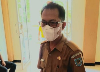 Penyusunan RKPD Bolmong Tahun 2023 Merujuk Inmendagri TOTABUAN.CO BOLMONG -- Menteri Dalam Negeri, Tito Karnavian mengeluarkan Instruksi Nomor 70 tahun 2021. Intruksi Mendagri (Inmendagri) tersebut merupakan kebijakan, untuk menjawab persoalan terka\it kekosongan dokumen Rencana Pembangunan Jangka Menengah Daerah (RPJMD) karena berakhirnya masa jabatan kepala daerah tahun 2022, sekaligus menunggu pelaksanaan Pilkada 2024. Inmendagri ini dilaksanakan oleh Pemerintah Provinsi dan Pemerintah Kabupaten/Kota serta dapat menjadi jembatan untuk keberlanjutan pembangunan daerah di masa menjelang Pilkada 2024. Kepala Badan Perencanaan Pembangunan Daerah (Bappeda) Kabupaten Bolaang Mongondow (Bolmong) Taufik Mokoginta membenarkan adanya Inmendagri yang dikeluarkan pada 31 Desember 2021 lalu. "Iya benar, Mendagri telah keluarkan instruksi yang dimaksud per-31 Desember lalu," ujar Taufik saat diwawancara Rabu 26 Januari 2022. Dia mengatakan, saat ini Kabupaten Bolmong akan memulai melakukan Musrenbang dari tinglat desa. Berdasarkan Inmendagri tersebut Kepala Daerah yaitu Gubernur/Bupati/Wali Kota yang berakhir tahun 2022 diperintahkan untuk menyusun dokumen perencanaan pembangunan menengah daerah untuk 4 tahun ke depan, yaitu 2023-2026. Kemudian Rencana Pembangunan Daerah (RPD) ini diperintahkan paling lambat telah ditetapkan oleh gubernur pada minggu pertama Maret, dan minggu kedua oleh bupati bagi Kabupaten/Kota. Menurut Taufik, nantinya penyusunan RKPD (RKPA) merujuk pada RPD 2023-2026 tersebut, dengan mempedomani Permendagri tentang Pedoman Penyusunan RKPD 2023 dan RKP 2023. “Saat ini kami sedang menyusun tahapan-tahapan tindak-lanjut dari Inmendagri ini. Tentu hal ini sangat prioritas bagi kita, apalagi RDP ini menjadi dasar untuk penyusunan anggaran sejak RKPA 2023," katanya. Diketahui masa jabatan Bupati Yasti Soepredjo Mokoagow dan Wakil Bupati Bolmong Yanny Ronny Tuuk pada 22 Mei 2022 mendatang.(*)