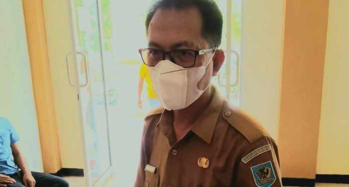 Penyusunan RKPD Bolmong Tahun 2023 Merujuk Inmendagri TOTABUAN.CO BOLMONG -- Menteri Dalam Negeri, Tito Karnavian mengeluarkan Instruksi Nomor 70 tahun 2021. Intruksi Mendagri (Inmendagri) tersebut merupakan kebijakan, untuk menjawab persoalan terka\it kekosongan dokumen Rencana Pembangunan Jangka Menengah Daerah (RPJMD) karena berakhirnya masa jabatan kepala daerah tahun 2022, sekaligus menunggu pelaksanaan Pilkada 2024. Inmendagri ini dilaksanakan oleh Pemerintah Provinsi dan Pemerintah Kabupaten/Kota serta dapat menjadi jembatan untuk keberlanjutan pembangunan daerah di masa menjelang Pilkada 2024. Kepala Badan Perencanaan Pembangunan Daerah (Bappeda) Kabupaten Bolaang Mongondow (Bolmong) Taufik Mokoginta membenarkan adanya Inmendagri yang dikeluarkan pada 31 Desember 2021 lalu. "Iya benar, Mendagri telah keluarkan instruksi yang dimaksud per-31 Desember lalu," ujar Taufik saat diwawancara Rabu 26 Januari 2022. Dia mengatakan, saat ini Kabupaten Bolmong akan memulai melakukan Musrenbang dari tinglat desa. Berdasarkan Inmendagri tersebut Kepala Daerah yaitu Gubernur/Bupati/Wali Kota yang berakhir tahun 2022 diperintahkan untuk menyusun dokumen perencanaan pembangunan menengah daerah untuk 4 tahun ke depan, yaitu 2023-2026. Kemudian Rencana Pembangunan Daerah (RPD) ini diperintahkan paling lambat telah ditetapkan oleh gubernur pada minggu pertama Maret, dan minggu kedua oleh bupati bagi Kabupaten/Kota. Menurut Taufik, nantinya penyusunan RKPD (RKPA) merujuk pada RPD 2023-2026 tersebut, dengan mempedomani Permendagri tentang Pedoman Penyusunan RKPD 2023 dan RKP 2023. “Saat ini kami sedang menyusun tahapan-tahapan tindak-lanjut dari Inmendagri ini. Tentu hal ini sangat prioritas bagi kita, apalagi RDP ini menjadi dasar untuk penyusunan anggaran sejak RKPA 2023," katanya. Diketahui masa jabatan Bupati Yasti Soepredjo Mokoagow dan Wakil Bupati Bolmong Yanny Ronny Tuuk pada 22 Mei 2022 mendatang.(*)