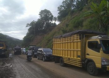 Belum Ada Penutupan Jalur Komangaan TOTABUAN.CO BOLMONG – Pekerjaan cuttingan tebing di Jalur Kaiya- Kotamobagu tepatnya di Desa Komangaan Kecamatan Bolang Kabupaten Bolaang Mongondow (Bolmong) mulai Senin 31 Januari 2022 mulai dilanjutkan. Meski begitu, sistem buka tutup jalan belum diberlakukan. Kepala Satuan Polisi Pamong Praja Bolmong Zulafadli Bonol membenarkan hal tersebut. “Iya, mulai Senin besok, pekerjaan kembali dilanjutkan. Tapi sistem buka tutup jalan belum diberlakukan. Artinya kendaraan dari dua arah bisa lewat kapan saja,” paparnya. Meski begitu lanjut Binol, kendaraan yang melewati jalur lokasi pekerjaan diminta berhati-hati. Pada pekerjaan cuttingan, beberapa unit exsavator akan melakukan galian material. Begitu juga dengan kendaraan truk yang akan mengangkut material. (*)