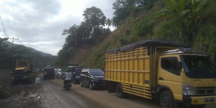 Belum Ada Penutupan Jalur Komangaan TOTABUAN.CO BOLMONG – Pekerjaan cuttingan tebing di Jalur Kaiya- Kotamobagu tepatnya di Desa Komangaan Kecamatan Bolang Kabupaten Bolaang Mongondow (Bolmong) mulai Senin 31 Januari 2022 mulai dilanjutkan. Meski begitu, sistem buka tutup jalan belum diberlakukan. Kepala Satuan Polisi Pamong Praja Bolmong Zulafadli Bonol membenarkan hal tersebut. “Iya, mulai Senin besok, pekerjaan kembali dilanjutkan. Tapi sistem buka tutup jalan belum diberlakukan. Artinya kendaraan dari dua arah bisa lewat kapan saja,” paparnya. Meski begitu lanjut Binol, kendaraan yang melewati jalur lokasi pekerjaan diminta berhati-hati. Pada pekerjaan cuttingan, beberapa unit exsavator akan melakukan galian material. Begitu juga dengan kendaraan truk yang akan mengangkut material. (*)