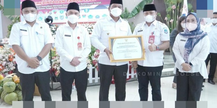 Kabupaten Bolsel Raih Penghargaan Paritrana Award TOTABUAN.CO BOLSEL – Satu lagi penghargaan yang diraih Kabupaten Bolaang Mongondow Selatan (Bolsel). Kabupaten yang dipimpun Bupati Iskandar Kamaru dan Wakil Bupati Deddy Abdul Hamid itu meraih penghargaan dari Jaminan Sosial Ketenagakerjaan. Yakni Paritrana Award Tahun 2021. Di mana Kabupaten Bolsel menempati terbaik kelima kategori kabupaten kota tingkat Provnsi Sulut. Penghargaan itu diserahkan Gubernur Sulut Olly Dondokambey usai rapat kerja yang Rabu 19 Januari 2022. Kepala Dinas Kominfo Bolsel Aldy Setiawan Gobel mengatakan, penghargaan itu diterima Wakil Bupati Deddy Abdul Hamid. Rapat kerja itu kata Aldy, mengangkat tema Memperkuat Pemulihan Ekonomi Daerah Melalui Reformasi Sosial, Ketahanan Pangan dan Pembangunan Infrastruktur". “Gubernur Sulut Pak Olly Dondokambey berharap agar target dalam pelaksanaan program pemerintahan yang ditetapkan dapat dicapai bersama-sama oleh kabupaten kota se-Sulut,” tandasnya. Aldy menjelaskan Paritrana Awards sudah digulirkan sejak 4 tahun lalu. Ini untuk memberikan apresiasi kepada pemerintah daerah dan perusahaan yang mendukung penuh implementasi dan tertib administrasi jaminan sosial ketenagakerjaan. Proses penilaian penghargaan ini telah dilakukan pada awal tahun 2021 dan diteruskan dengan proses seleksi lanjutan hingga penyerahan penghargaan," katanya. Menurut Aldym Paritrana Award ini merupakan inisiasi dari pemerintah Republik Indonesia melalui Kemenko-PMK RI bersama BPJS Ketenagakerjaan. Tujuannya adalah untuk memberikan penghargaan kepada Pemerintah Daerah dan Pelaku Usaha yang dinilai telah mengimplementasikan perlindungan jaminan sosial ketenagakerjaan bagi para pekerja dengan baik. (*)