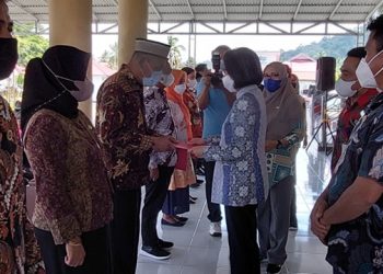 Yasti Tunjuk Enam Camat Sebagai Pjs Sangadi TOTABUAN.CO BOLMONG – Bupati Bolaang Mongondow (Bolmong) Yasti Soepredjo Mokoagow memberikan tugas tambahan kepada Enam Camat. Tugas tambahan yang diberikan itu, yakni sebagai Penjabat sementara (Pjs) Sangadi (kepala desa red). Penunjukan keenam Camat tersebut, karena masa tugas Sangadi telah berakhir. Selama hampir dua bulan, mereka akan menjalankan tugas sebagai Sangadi sekaligus untuk mensukseskan pemilihan Sangadi (Pilsang) yang akan dilaksanakan secara serentak di 89 desa pada 3 Februari mendatang. Keenam Camat yang ditunjuk untuk mengendalikan pemerintahan di desa yakni Camat Sangtombolang Wahyudin Gonibala ditunjuk sebagai Pjs Sangadi Maelang, Camat Dumoga Timur Jootje Tumalun ditunju sebagai Pjs Sangadi Mogoyunggung, Camat Dumoga Utara Hamandu Mamonto, ditunjuk sebagai Pjs Sangadi Mopugad Utara, Camat Poigar Alfina Sumenda ditunjuk sebagai Pjs Poigar Dua, Camat Dumoga Esiy E Manabung ditunjuk sebagai Pjs Sangadi Pusian Selatan dan Camat Dumoga Tengah I Wayan Mudiyasa ditunjuk sebagai Pjs Sangadi Kosio. Kepala Dinas Pemerintahan masyarakat Desa Bolmong Abdusalam Bonde mengatakan, penunjukan Pjs Sangadi karena berakhir masa jabatan Sangadi sebelumnya. Untuk mengisi kekosongan pemerintahan di desa, harus dilaksanakan penggantian Sangadi dengan mengangkat Pjs yang berasal dari Pegawai Negeri Sipil. “Dari 89 Pjs, terdapat Enam Camat yang ditunjuk sebagai Pjs Sangadi oleh Bupati,” ujarnya. Penyerahan SK, Bupati Bomong Yasti Soepredjo Mokoagow didampingi Sekda Tahlis Gallang, Asisten I. Menurutnya Bonde, penyerahan SK kepada penjabat Sangadi, merupakan implementasi dari peraturan perundang-undangan. Bupati Bolmong Yasti Soepredjo Mokoagow menegaskan, sebagai pemimpin penyelenggara pemerintahan di desa, Pjs Sangadi merupakan pengambil keputusan, sekaligus penanggungjawab setiap keputusan yang akan dilaksanakan oleh pemerintah desa. Sebab kewenangan Pjs Sangadi sama seperti kewenangan Sangadi definitif, tentunya berdasarkan peraturan perundang-undangan yang berlaku. “Dalam menjalankan kepemimpinan di desa, penjabat Sangadi dituntut untuk lebih visioner, kreatif dan inovatif serta dituntut untuk mampu menggali dan mengelola potensi sumber daya alam, serta sumber daya manusia di desa yang dipimpinnya,” katanya. Bupati mengingtkan, ahar Pjs Sangadi dapat melaksanakan tugas dengan penuh tanggungjawab sesuai dengan tugas pokok dan fungsi, serta selalu berpatokan pada peraturan perundangan yang berlaku. Bangun kemitraan dengan BPD, perangkat desa serta seluruh komponen masyarakat di desa. Selain itu memfasilitasi pelaksanaan Pilsang di desa. “Saya minta Pjs Sangadi menjaga netralitas hingga perangkat desa. Karena jika penjabat Pjs Sangadi dan perangkat desa sudah tidak netral, maka dipastikan akan terjadi konflik yang sangat merugikan desa dan masyarakat itu sendiri,” tegasnya. (*) Berikut Nama-Nama Pjs Sangdi 1. Pjs Sangadi Babo Djulham Damopolii 2. Pjs Sangadi Maelang Wahyudin Gonibala 3. Pjs Sangadi Pangi Sulfia Daeng Sangkala 4. Pjs Sangadi Lolânan Hartina Gonibala 5. Pjs Sangadi Batu Merah Chlara Cantale 6. Pjs Sangadi Doloduo Albar Mokoagow 7. Pjs Sangadi Wangga Baru Suardİ Potabuga 8. Pjs Sangadi Toraut Utara Hamdi Mokoagow 9. Pjs Sangadi Toraut Tengah Sukardi Bonde 10. Pjs Sangadi Mogoyunggung Jootje Tumalun 11. Pjs Sangadi Kembang Mertha Ni Nyoman Ariani 12. Pjs Sangadi Dumoga Hermoni Manggopa 13. Pjs Sangadi Pinonobatuan Jhonson Polri Tagah 14. Pjs Sangadi Pinonobatuan Barat Meiske Mamahit 15. Pjs Sangadi Dumoga Tiga Agustinus Dampi 16. Pjs Sangadi Dumoga Empat Suprianto Manggopa 17. Pjs Sangadi Tumokang Baru Stevy Kuhu 18. Pjs Sangadi Mopugad Utara Hamandu Mamonto 19. Pjs Sangadi Mopuya Selatan Hansye Sakul 20. Pjs Sangadi Dondomon Drikhen Janni Tigaıı 21. Pjs Sangadi Mopugad Utara Satu Jimanto 22. Pjs Sangadi Mopugad Utara Dua Prisma Lidya Pasaribll 23. Pjs Sangadi Mopuya Utara Satü Admy Fenınıy Pinatik 24. Pjs Sangadi Mopuya Utara Dua Rukmini Lasabuda 25. Pjs Sangadi Mopuya Selatan Satü Ivit Sugianto 26. Pjs Sangadi Mopuya Selatan Dua Pingkan Mokodompit 27. Pjs Sangadi Dondomon Selatan Dwi Purwanti 28. Pjs Sangadi Tumokang Timur Siti Solekhotin 29. Pjs Sangadi Totabuan Şande Makaıaıag 30. Pjs Sangadi Pindol Yusup Paputungan 31. Pjs Sangadi Tandu Pria Prawira Djawa 32. Pjs Sangadi Motabang Jawadi Paputungan 33. Pjs Sangadi Labuan Uki Muhammad M. B. Paputunggan 34. Pjs Sangadi Pinogaluman Siensiska Kakahis 35. Pjs Sangadi Sauk Abdul Maun Laures Tabo 36. Pjs Sangadi Bumbung Husin Manoppo 37. Pjs Sangadi Lolak Tombolango Tito Sumitro Mopangga 38. Pjs Sangadi Baturapa II Rapiah Dilapanga 39. Pjs Sangadi Pinogaluman Timur Frenky P. Wagiu 40. Pjs Sangadi Mongkoinit Barat Sudirman Paputungan 41. Pjs Sangadi Padang Lalow Ajumat Mongilong 42. Pjs Sangadi Solimandungan Dua Yoko Sugeha 43. Pjs Sangadi Abak Hermanto Ongking 44 Pjs Sangadi Mopusi Yesi Paputungan 45 Pjs Sangadi Matali Baru Marwan Hendro Palakum 46. Pjs Sangadi Bakan Romi Wijaya Podomi 47. Pjs Sangadi Tanoyan Selatan Sehan Jakub 48. Pjs Sangadi Tungoi I Ferawaty Mangundap 49. Pjs Sangadi Lolayan Yondran Paputungan 50. Pjs Sangadi Mopait Kusmayadi Tongkukut 51. Pjs Sangadi Kopandakan II Hamka Samsudin Lun 52. Pjs Sangadi Tungoi II İp Linggotu 53. Pjs Sangadi Passi Suriyanti Hakim 54. Pjs Sangadi Bintau Nuraİya Tunggali 55. Pjs Sangadi Otam Sri Mustika Mokoginta 56. Pjs Sangadi Passi 1II Fatma Enima Mokodompit 57. Pjs Sangadi Mariri Lama Weııem Holden 58. Pjs Sangadi Mariri Baru Renti Mokodongan 59. Pjs Sangadi Nonapan II Lahmuddin Sinadia 60. Pjs Sangadi Nonapan I Heri Hantje Songgigilan 61. Pjs Sangadi Wineru Victor Ferdinand Kakunsi 62. Pjs Sangadi Poigar I Nontje F. Parengkuan 63. Pjs Sangadi Nanasi Femmy İrene Pangkey 64. Pjs Sangadi Tiberias Lismalyanti Mokoginta 65. Pjs Sangadi Mondatong Isriyah Lini Mokoginta 66. Pjs Sangadi Poigar II Alfina Sumenda 67. Pjs Sangadi Mariri II Feki Frangki Lombogia 68. Pjs Sangadi Mobuya Arnol Runtunuwu 69. Pjs Sangadi Ambang I Efendi Damopolii 70. Pjs Sangadi Ambang II Dina Dagang 71. Pjs Sangadi Bolaang Aguş W. Manoppo 72. Pjs Sangadi Bantik Femmy Amuna 73. Pjs Sangadi Lolan Suharto A. Agoan 74. Pjs Sangadi Bilalang II Ratna Sari D. Mokoginta 75. Pjs Sangadi Tudu Aog Baru Rusmin Mokodongan 76. Pjs Sangadi Bilalang Baru Rini Wahyuni Lasabuda 77. Pjs Sangadi Apado Dahrul Tontoigon 78. Pjs Sangadi Serasi James Laihad 79. Pjs Sangadi Kanaan Roııy Awuy 80. Pjs Sangadi Pusian İvanoski Tawaang 81. Pjs Sangadi Pusian Selatan Esiy E Manabung 82 Pjs Sangadi Pusian Barat Mentari Widia Waworuntu 83. Pjs Sangadi Tapadaka Utara Herwinda Rampan 84. Pjs Sangadi Konarom Barat Muslimin 85. Pjs Sangadi Kosio I Wayan Mudiyasa 86. Pjs Sangadi Werdhi Agung Rival J Kaeng 87. Pjs Sangadi Werdhi Agung Selatan Sudjito Damogalad 88. Pjs Sangadi Werdhi Agung Utara I Putu Waskita 89. Pjs Sangadi Werdhi Agung Timur Kadek Wijaya.