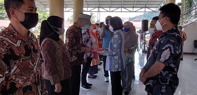 Yasti Tunjuk Enam Camat Sebagai Pjs Sangadi TOTABUAN.CO BOLMONG – Bupati Bolaang Mongondow (Bolmong) Yasti Soepredjo Mokoagow memberikan tugas tambahan kepada Enam Camat. Tugas tambahan yang diberikan itu, yakni sebagai Penjabat sementara (Pjs) Sangadi (kepala desa red). Penunjukan keenam Camat tersebut, karena masa tugas Sangadi telah berakhir. Selama hampir dua bulan, mereka akan menjalankan tugas sebagai Sangadi sekaligus untuk mensukseskan pemilihan Sangadi (Pilsang) yang akan dilaksanakan secara serentak di 89 desa pada 3 Februari mendatang. Keenam Camat yang ditunjuk untuk mengendalikan pemerintahan di desa yakni Camat Sangtombolang Wahyudin Gonibala ditunjuk sebagai Pjs Sangadi Maelang, Camat Dumoga Timur Jootje Tumalun ditunju sebagai Pjs Sangadi Mogoyunggung, Camat Dumoga Utara Hamandu Mamonto, ditunjuk sebagai Pjs Sangadi Mopugad Utara, Camat Poigar Alfina Sumenda ditunjuk sebagai Pjs Poigar Dua, Camat Dumoga Esiy E Manabung ditunjuk sebagai Pjs Sangadi Pusian Selatan dan Camat Dumoga Tengah I Wayan Mudiyasa ditunjuk sebagai Pjs Sangadi Kosio. Kepala Dinas Pemerintahan masyarakat Desa Bolmong Abdusalam Bonde mengatakan, penunjukan Pjs Sangadi karena berakhir masa jabatan Sangadi sebelumnya. Untuk mengisi kekosongan pemerintahan di desa, harus dilaksanakan penggantian Sangadi dengan mengangkat Pjs yang berasal dari Pegawai Negeri Sipil. “Dari 89 Pjs, terdapat Enam Camat yang ditunjuk sebagai Pjs Sangadi oleh Bupati,” ujarnya. Penyerahan SK, Bupati Bomong Yasti Soepredjo Mokoagow didampingi Sekda Tahlis Gallang, Asisten I. Menurutnya Bonde, penyerahan SK kepada penjabat Sangadi, merupakan implementasi dari peraturan perundang-undangan. Bupati Bolmong Yasti Soepredjo Mokoagow menegaskan, sebagai pemimpin penyelenggara pemerintahan di desa, Pjs Sangadi merupakan pengambil keputusan, sekaligus penanggungjawab setiap keputusan yang akan dilaksanakan oleh pemerintah desa. Sebab kewenangan Pjs Sangadi sama seperti kewenangan Sangadi definitif, tentunya berdasarkan peraturan perundang-undangan yang berlaku. “Dalam menjalankan kepemimpinan di desa, penjabat Sangadi dituntut untuk lebih visioner, kreatif dan inovatif serta dituntut untuk mampu menggali dan mengelola potensi sumber daya alam, serta sumber daya manusia di desa yang dipimpinnya,” katanya. Bupati mengingtkan, ahar Pjs Sangadi dapat melaksanakan tugas dengan penuh tanggungjawab sesuai dengan tugas pokok dan fungsi, serta selalu berpatokan pada peraturan perundangan yang berlaku. Bangun kemitraan dengan BPD, perangkat desa serta seluruh komponen masyarakat di desa. Selain itu memfasilitasi pelaksanaan Pilsang di desa. “Saya minta Pjs Sangadi menjaga netralitas hingga perangkat desa. Karena jika penjabat Pjs Sangadi dan perangkat desa sudah tidak netral, maka dipastikan akan terjadi konflik yang sangat merugikan desa dan masyarakat itu sendiri,” tegasnya. (*) Berikut Nama-Nama Pjs Sangdi 1. Pjs Sangadi Babo Djulham Damopolii 2. Pjs Sangadi Maelang Wahyudin Gonibala 3. Pjs Sangadi Pangi Sulfia Daeng Sangkala 4. Pjs Sangadi Lolânan Hartina Gonibala 5. Pjs Sangadi Batu Merah Chlara Cantale 6. Pjs Sangadi Doloduo Albar Mokoagow 7. Pjs Sangadi Wangga Baru Suardİ Potabuga 8. Pjs Sangadi Toraut Utara Hamdi Mokoagow 9. Pjs Sangadi Toraut Tengah Sukardi Bonde 10. Pjs Sangadi Mogoyunggung Jootje Tumalun 11. Pjs Sangadi Kembang Mertha Ni Nyoman Ariani 12. Pjs Sangadi Dumoga Hermoni Manggopa 13. Pjs Sangadi Pinonobatuan Jhonson Polri Tagah 14. Pjs Sangadi Pinonobatuan Barat Meiske Mamahit 15. Pjs Sangadi Dumoga Tiga Agustinus Dampi 16. Pjs Sangadi Dumoga Empat Suprianto Manggopa 17. Pjs Sangadi Tumokang Baru Stevy Kuhu 18. Pjs Sangadi Mopugad Utara Hamandu Mamonto 19. Pjs Sangadi Mopuya Selatan Hansye Sakul 20. Pjs Sangadi Dondomon Drikhen Janni Tigaıı 21. Pjs Sangadi Mopugad Utara Satu Jimanto 22. Pjs Sangadi Mopugad Utara Dua Prisma Lidya Pasaribll 23. Pjs Sangadi Mopuya Utara Satü Admy Fenınıy Pinatik 24. Pjs Sangadi Mopuya Utara Dua Rukmini Lasabuda 25. Pjs Sangadi Mopuya Selatan Satü Ivit Sugianto 26. Pjs Sangadi Mopuya Selatan Dua Pingkan Mokodompit 27. Pjs Sangadi Dondomon Selatan Dwi Purwanti 28. Pjs Sangadi Tumokang Timur Siti Solekhotin 29. Pjs Sangadi Totabuan Şande Makaıaıag 30. Pjs Sangadi Pindol Yusup Paputungan 31. Pjs Sangadi Tandu Pria Prawira Djawa 32. Pjs Sangadi Motabang Jawadi Paputungan 33. Pjs Sangadi Labuan Uki Muhammad M. B. Paputunggan 34. Pjs Sangadi Pinogaluman Siensiska Kakahis 35. Pjs Sangadi Sauk Abdul Maun Laures Tabo 36. Pjs Sangadi Bumbung Husin Manoppo 37. Pjs Sangadi Lolak Tombolango Tito Sumitro Mopangga 38. Pjs Sangadi Baturapa II Rapiah Dilapanga 39. Pjs Sangadi Pinogaluman Timur Frenky P. Wagiu 40. Pjs Sangadi Mongkoinit Barat Sudirman Paputungan 41. Pjs Sangadi Padang Lalow Ajumat Mongilong 42. Pjs Sangadi Solimandungan Dua Yoko Sugeha 43. Pjs Sangadi Abak Hermanto Ongking 44 Pjs Sangadi Mopusi Yesi Paputungan 45 Pjs Sangadi Matali Baru Marwan Hendro Palakum 46. Pjs Sangadi Bakan Romi Wijaya Podomi 47. Pjs Sangadi Tanoyan Selatan Sehan Jakub 48. Pjs Sangadi Tungoi I Ferawaty Mangundap 49. Pjs Sangadi Lolayan Yondran Paputungan 50. Pjs Sangadi Mopait Kusmayadi Tongkukut 51. Pjs Sangadi Kopandakan II Hamka Samsudin Lun 52. Pjs Sangadi Tungoi II İp Linggotu 53. Pjs Sangadi Passi Suriyanti Hakim 54. Pjs Sangadi Bintau Nuraİya Tunggali 55. Pjs Sangadi Otam Sri Mustika Mokoginta 56. Pjs Sangadi Passi 1II Fatma Enima Mokodompit 57. Pjs Sangadi Mariri Lama Weııem Holden 58. Pjs Sangadi Mariri Baru Renti Mokodongan 59. Pjs Sangadi Nonapan II Lahmuddin Sinadia 60. Pjs Sangadi Nonapan I Heri Hantje Songgigilan 61. Pjs Sangadi Wineru Victor Ferdinand Kakunsi 62. Pjs Sangadi Poigar I Nontje F. Parengkuan 63. Pjs Sangadi Nanasi Femmy İrene Pangkey 64. Pjs Sangadi Tiberias Lismalyanti Mokoginta 65. Pjs Sangadi Mondatong Isriyah Lini Mokoginta 66. Pjs Sangadi Poigar II Alfina Sumenda 67. Pjs Sangadi Mariri II Feki Frangki Lombogia 68. Pjs Sangadi Mobuya Arnol Runtunuwu 69. Pjs Sangadi Ambang I Efendi Damopolii 70. Pjs Sangadi Ambang II Dina Dagang 71. Pjs Sangadi Bolaang Aguş W. Manoppo 72. Pjs Sangadi Bantik Femmy Amuna 73. Pjs Sangadi Lolan Suharto A. Agoan 74. Pjs Sangadi Bilalang II Ratna Sari D. Mokoginta 75. Pjs Sangadi Tudu Aog Baru Rusmin Mokodongan 76. Pjs Sangadi Bilalang Baru Rini Wahyuni Lasabuda 77. Pjs Sangadi Apado Dahrul Tontoigon 78. Pjs Sangadi Serasi James Laihad 79. Pjs Sangadi Kanaan Roııy Awuy 80. Pjs Sangadi Pusian İvanoski Tawaang 81. Pjs Sangadi Pusian Selatan Esiy E Manabung 82 Pjs Sangadi Pusian Barat Mentari Widia Waworuntu 83. Pjs Sangadi Tapadaka Utara Herwinda Rampan 84. Pjs Sangadi Konarom Barat Muslimin 85. Pjs Sangadi Kosio I Wayan Mudiyasa 86. Pjs Sangadi Werdhi Agung Rival J Kaeng 87. Pjs Sangadi Werdhi Agung Selatan Sudjito Damogalad 88. Pjs Sangadi Werdhi Agung Utara I Putu Waskita 89. Pjs Sangadi Werdhi Agung Timur Kadek Wijaya.