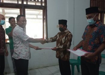 TOTABUAN.CO BOLMONG – Sedikitnya 96 desa di Kabupaten Bolaang Mongondow (Bolmong) dijabat pelaksana harian (Plh) Sangadi (kepala desa red). Mereka ditugaskan agar pelaksanaan pemerintahan desa tidak fakum, serta ikut mensukseskan pemilihan Sangadi yang akan dilaksanakan serentak pada Februari 2022 mendatang. Bupati Bolmong Yasti Soepredjo Mokoagow mengatakan, sudah mengeluarkan SK Plh Sangadi untuk 96 desa. Mengingat tugas dan peranan Sangadi defenitif sudah berakhir. “Untuk melanjutkan jalannya roda pemerintahan di desa, ada Plh yang berasal dari PNS yang ditunjuk menggantikan peranan Sangadi definitif,” kata Bupati. Bupati mengatakan, pemilihan Sangadi di Kabupaten Bolmong dijadwalkan pada Februari mendatang secara serentak. Bupati menegaskan, peran Plh Sangadi sangat penting untuk menjalankan tugasnya sesuai dengan peraturan pemerintah. Termasuk mensukseskan pesta demokrasi di desa. Menurut Bupati, Plh Sangadi merupakan pejabat yang menempati posisi yang bersifat sementara. Karena Sangadi definit yang menempati posisi itu sebelumnya telah habis. “Meskipun sementara, tetapi peranya dalam menjalankan tugas diharapkan maksimal, terlebih untuk pelayanan dan permasalahan di desa,” harap YSM julukan Yasti Soepredjo Mokoagow. Ia mengimbau seluruh Plh kepala desa agar menjalankan tugas pelayanan dan tetap merangkul BPD demi suksesnya pembangunan di desa. Terpisah Camat Lolayan Abdul Rivai Mokoagow menambahkan, untuk Kecamatan Lolayan ada 10 desa yang akan melaksanakan pemilihan Sangadi. Desa-desa yang akan melaksanakan pesta demokrasi itu, rata-rata masa jabatan Sangadi definitf telah berakhir. “Untuk Kcamatan Lolayan, terakhir yang menerima SK Plh Sangadi ada tiga orang,” ungkap Rivai. Tiga Plh yang terakhir menerima SK tersebut yakni Sangadi Mopait atas nama Sutardi Bingkilon, Sangadi Abak atas nama Samsul Damopolii dan Sangadi Kopandakan 2 atas nama Sapril Indap Selain urusan pemerintahan dan kemasyarakatan untuk beberapa waktu ke depan, adalah wajib mensukseskan Pemilihan Sangadi, jaga keamanan dan ketertiban di desa masing-masing. (*)