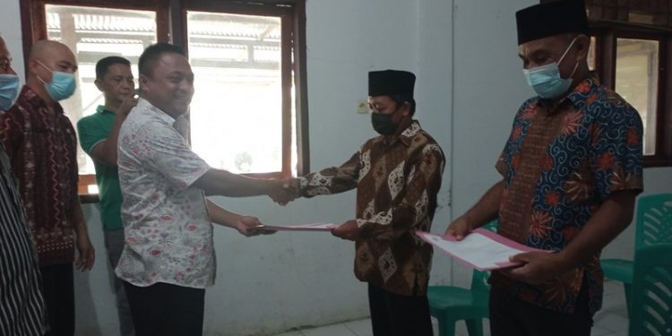 TOTABUAN.CO BOLMONG – Sedikitnya 96 desa di Kabupaten Bolaang Mongondow (Bolmong) dijabat pelaksana harian (Plh) Sangadi (kepala desa red). Mereka ditugaskan agar pelaksanaan pemerintahan desa tidak fakum, serta ikut mensukseskan pemilihan Sangadi yang akan dilaksanakan serentak pada Februari 2022 mendatang. Bupati Bolmong Yasti Soepredjo Mokoagow mengatakan, sudah mengeluarkan SK Plh Sangadi untuk 96 desa. Mengingat tugas dan peranan Sangadi defenitif sudah berakhir. “Untuk melanjutkan jalannya roda pemerintahan di desa, ada Plh yang berasal dari PNS yang ditunjuk menggantikan peranan Sangadi definitif,” kata Bupati. Bupati mengatakan, pemilihan Sangadi di Kabupaten Bolmong dijadwalkan pada Februari mendatang secara serentak. Bupati menegaskan, peran Plh Sangadi sangat penting untuk menjalankan tugasnya sesuai dengan peraturan pemerintah. Termasuk mensukseskan pesta demokrasi di desa. Menurut Bupati, Plh Sangadi merupakan pejabat yang menempati posisi yang bersifat sementara. Karena Sangadi definit yang menempati posisi itu sebelumnya telah habis. “Meskipun sementara, tetapi peranya dalam menjalankan tugas diharapkan maksimal, terlebih untuk pelayanan dan permasalahan di desa,” harap YSM julukan Yasti Soepredjo Mokoagow. Ia mengimbau seluruh Plh kepala desa agar menjalankan tugas pelayanan dan tetap merangkul BPD demi suksesnya pembangunan di desa. Terpisah Camat Lolayan Abdul Rivai Mokoagow menambahkan, untuk Kecamatan Lolayan ada 10 desa yang akan melaksanakan pemilihan Sangadi. Desa-desa yang akan melaksanakan pesta demokrasi itu, rata-rata masa jabatan Sangadi definitf telah berakhir. “Untuk Kcamatan Lolayan, terakhir yang menerima SK Plh Sangadi ada tiga orang,” ungkap Rivai. Tiga Plh yang terakhir menerima SK tersebut yakni Sangadi Mopait atas nama Sutardi Bingkilon, Sangadi Abak atas nama Samsul Damopolii dan Sangadi Kopandakan 2 atas nama Sapril Indap Selain urusan pemerintahan dan kemasyarakatan untuk beberapa waktu ke depan, adalah wajib mensukseskan Pemilihan Sangadi, jaga keamanan dan ketertiban di desa masing-masing. (*)