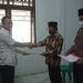 TOTABUAN.CO BOLMONG – Sedikitnya 96 desa di Kabupaten Bolaang Mongondow (Bolmong) dijabat pelaksana harian (Plh) Sangadi (kepala desa red). Mereka ditugaskan agar pelaksanaan pemerintahan desa tidak fakum, serta ikut mensukseskan pemilihan Sangadi yang akan dilaksanakan serentak pada Februari 2022 mendatang. Bupati Bolmong Yasti Soepredjo Mokoagow mengatakan, sudah mengeluarkan SK Plh Sangadi untuk 96 desa. Mengingat tugas dan peranan Sangadi defenitif sudah berakhir. “Untuk melanjutkan jalannya roda pemerintahan di desa, ada Plh yang berasal dari PNS yang ditunjuk menggantikan peranan Sangadi definitif,” kata Bupati. Bupati mengatakan, pemilihan Sangadi di Kabupaten Bolmong dijadwalkan pada Februari mendatang secara serentak. Bupati menegaskan, peran Plh Sangadi sangat penting untuk menjalankan tugasnya sesuai dengan peraturan pemerintah. Termasuk mensukseskan pesta demokrasi di desa. Menurut Bupati, Plh Sangadi merupakan pejabat yang menempati posisi yang bersifat sementara. Karena Sangadi definit yang menempati posisi itu sebelumnya telah habis. “Meskipun sementara, tetapi peranya dalam menjalankan tugas diharapkan maksimal, terlebih untuk pelayanan dan permasalahan di desa,” harap YSM julukan Yasti Soepredjo Mokoagow. Ia mengimbau seluruh Plh kepala desa agar menjalankan tugas pelayanan dan tetap merangkul BPD demi suksesnya pembangunan di desa. Terpisah Camat Lolayan Abdul Rivai Mokoagow menambahkan, untuk Kecamatan Lolayan ada 10 desa yang akan melaksanakan pemilihan Sangadi. Desa-desa yang akan melaksanakan pesta demokrasi itu, rata-rata masa jabatan Sangadi definitf telah berakhir. “Untuk Kcamatan Lolayan, terakhir yang menerima SK Plh Sangadi ada tiga orang,” ungkap Rivai. Tiga Plh yang terakhir menerima SK tersebut yakni Sangadi Mopait atas nama Sutardi Bingkilon, Sangadi Abak atas nama Samsul Damopolii dan Sangadi Kopandakan 2 atas nama Sapril Indap Selain urusan pemerintahan dan kemasyarakatan untuk beberapa waktu ke depan, adalah wajib mensukseskan Pemilihan Sangadi, jaga keamanan dan ketertiban di desa masing-masing. (*)