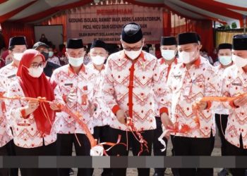 Iskandar Resmikan Sejumlah Gedung Penunjang di RSU Bolsel