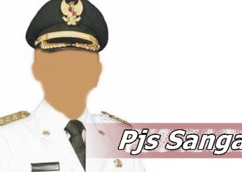 TOTABUAN.CO BOLMONG – Sedikitnya 89 PNS dilingkup Pemkab Bolaang Mongondow (Bolmong) direncanakan akan dilantik sebagai Penjabat sementara (Pjs) Sangadi (Kepala desa red). Rencananya pelantikan 89 PNS itu, akan dipimpin Bupati Bolmong Yasti Soepredjo Mokoagow. Asisten I Pemkab Bolmong Deker Rompas mengatakan, pelantikan itu untuk mengisi kekosongan pemerintahan desa sambil menunggu hasil pemilihan Sangadi secara serentak yang akan dilaksanakan Februari mendatang. Berdasarkan ketentuan Pasal Pasal 40 ayat (3) dan (4) Peraturan Pemerintah Nomor 43 Tahun 2014 tentang Peraturan Pelaksanaan Undang-Undang Nomor 6 Tahun 2014 tentang Desa, dalam hal terjadi kekosongan jabatan Kepala Desa dalam penyelenggaraan pemilihan Kepala Desa. Rencananya pelantikan itu, akan dilaksanakan Jumat 28 Januari 2022, pukul 07.30 WITA bertempat Lantai I Kantor Bupati dengan menerapkan protokol kesehatan. (*) Berikut Nama-Nama Pjs Sangadi Yang Akan Dilantik