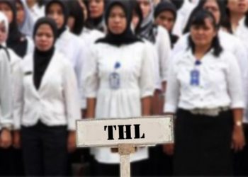 TOTABUAN.CO BOLMONG – Nasib ratusan Tenaga Harian Lepas (THL) dan Tenaga Honorer di Kabupaten Bolaang Mongondow (Bolmong) di ujung tanduk. Hal ini setelah dikeluarkannya wacana penghapusan THL dan Honorer oleh Kementerian Pendayagunaan Aparatur Negara dan Reformasi Birokrasi (KemenpanRB) mulai 2023 mendatang. Padahal tenaga honorer masih sangat dibutuhkan untuk mendukung kinerja pemerintah dan tidak membebani Anggaran Belanja Pendapatan Negara (APBN). Wacana penghapusan para THL dan Honorer, akan menambah jumlah pengangguran jika aturan tersebut diterapkan nantinya. Sebab, bagi para honorer, untuk menjadi Pegawai Pemerintah dengan Perjanjian Kerja (PPPK) sudah tidak bisa, karena terbentur usia. Bedasarkan data yang didapat dari Badan Kepegawaian Pendidikan dan Pelatihan (BKPP) Bolmong, jumlah THL yang tersebar sebanyak 804 dan Honorer K2 berjumlah 248. Wakil Ketua DPRD Bolmong Sulhan Manggabarani mengatakan, wacana penghapusan THL dan Honorer, akan berdampak pada jumlah SDM yang ada di Bolmong dibanding dengan jumlah tugas yang ada. Namun, saat ini pemerintah pusat justru akan menghapus tenaga honorer secara besar-besaran pada tahun mendatang. “Sebaiknya pemerintah pusat mempertimbangkan lagi soal wacana itu. Akan muncul dampak lebih besa terhadap daerah,” katanya. Politisi Partai Golkar ini menambahkan, perlu ada antisipasi mulai sekarang, agar para THL dan Honorer di Bolmong yang dihapus di tahun 2023 nantinya tetap memiliki pekerjaan dan penghasilan. “Kita harus memikirkan dari segi kemanuasiaannya, nasib mereka ke depan. Sehingga mulai sekarang ini perlu ada solusi agar tidak ada kegelisahan dari teman-teman THL dan Honorer yang sudah mengabdi selama ini. Selama ini pembayaran gaji mereka bersumber dari APBD. Saya kira pemerintah pusat juga harus melihat kebutuhan daerah. Karena yang membayar gajinya itu juga dari APBD,” tandasnya. (*)