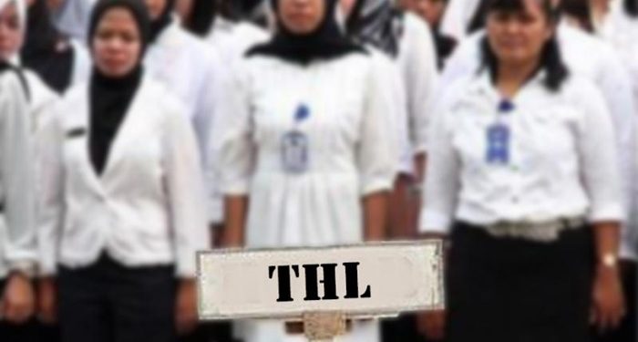 TOTABUAN.CO BOLMONG – Nasib ratusan Tenaga Harian Lepas (THL) dan Tenaga Honorer di Kabupaten Bolaang Mongondow (Bolmong) di ujung tanduk. Hal ini setelah dikeluarkannya wacana penghapusan THL dan Honorer oleh Kementerian Pendayagunaan Aparatur Negara dan Reformasi Birokrasi (KemenpanRB) mulai 2023 mendatang. Padahal tenaga honorer masih sangat dibutuhkan untuk mendukung kinerja pemerintah dan tidak membebani Anggaran Belanja Pendapatan Negara (APBN). Wacana penghapusan para THL dan Honorer, akan menambah jumlah pengangguran jika aturan tersebut diterapkan nantinya. Sebab, bagi para honorer, untuk menjadi Pegawai Pemerintah dengan Perjanjian Kerja (PPPK) sudah tidak bisa, karena terbentur usia. Bedasarkan data yang didapat dari Badan Kepegawaian Pendidikan dan Pelatihan (BKPP) Bolmong, jumlah THL yang tersebar sebanyak 804 dan Honorer K2 berjumlah 248. Wakil Ketua DPRD Bolmong Sulhan Manggabarani mengatakan, wacana penghapusan THL dan Honorer, akan berdampak pada jumlah SDM yang ada di Bolmong dibanding dengan jumlah tugas yang ada. Namun, saat ini pemerintah pusat justru akan menghapus tenaga honorer secara besar-besaran pada tahun mendatang. “Sebaiknya pemerintah pusat mempertimbangkan lagi soal wacana itu. Akan muncul dampak lebih besa terhadap daerah,” katanya. Politisi Partai Golkar ini menambahkan, perlu ada antisipasi mulai sekarang, agar para THL dan Honorer di Bolmong yang dihapus di tahun 2023 nantinya tetap memiliki pekerjaan dan penghasilan. “Kita harus memikirkan dari segi kemanuasiaannya, nasib mereka ke depan. Sehingga mulai sekarang ini perlu ada solusi agar tidak ada kegelisahan dari teman-teman THL dan Honorer yang sudah mengabdi selama ini. Selama ini pembayaran gaji mereka bersumber dari APBD. Saya kira pemerintah pusat juga harus melihat kebutuhan daerah. Karena yang membayar gajinya itu juga dari APBD,” tandasnya. (*)