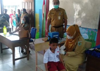 TOTABUAN.CO BOLMONG — Dinas Kesehatan Kabupaten Bolaang Mongondow (Bolmong) mencatat, sasaran vaksinasi Covid-19 untuk anak usia 6-11 tahun berjumlah 25 ribu orang. Kepala Dinas Kesehatan Bolmong Yulin Papuling menyampaikan, pemberian vaksin Covid-19 bagi anak tersebut akan mendukung terwujudnya keamanan, dan kenyamanan dalam pelaksanaan proses belajar mengajar. Oleh karena itu vaksinasi Covid-19 bagi anak usia 6 hingga 11 tahun di Bolmong ini menyasar Sekolah Dasar Negeri, dan Swasta sebanyak 25 ribu orang,” ujarnya Senin 24 Januari 2022. Menurut Yulin, vaksinasi anak usia 6-11 tahun ini di Kabupaten Bolmong sudah dilakukan secara bertahap disekolah. “Untuk Kabupaten Bolmong vaksinasi anak usia dini sudah dimulai sejak pekan lalu. Dan ternyata antusias anak-anak ini sangat besar untuk bisa vaksin, apalagi vaksinasi anak usia 6-11 tahun ini aman untuk dilakukan,” bebernya. Dinas Kesehatan mengimbau para orangtua agar tidak perlu ragu anak-anaknya di rentang usia tersebut untuk mengikuti vaksinasi covid-19. Apalagi lanjutnya, pemberian vaksin Covid-19 pasa usia 6-11 tahun mendapat rekomendasi dari Ikatan Dokter Anak Indonesia, dan Indonesian Technical Advisory Group on Immunizatioon. “Vaksin yang digunakan usia 6-11 tahun ialah jenis sinovac dan telah mendapat rekomendasi BPOM dan ITAGI. Jadi dalam pemberian vaksin dilakukan sesuai standar yang ditetapkan,” tandasnya. (*)