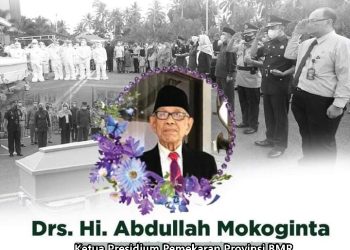 TOTABUAN.CO – Pasca meninggalnya ketua presidium Provinsi Bolaang Mongondow Raya (BMR) Abdullah Mokoginta, hiingga kini belum ada yang menggantikan posisi terebut. BMR kehilangan sosok tokoh sekaligus pejuang pemekaran. Almarhum Abdullah Mokoginta merupakan sosok yang dikagumi banyak tokoh di BMR bahkan Sulawesi Utara. Almarhum Abdullah Mokoginta merupakan mantan Wakil Gubernur Sulut di era pemerintah C J Rantung waktu itu. Almarhum Abdullah Mokoginta memiliki peranan besar terkait pemekaran Provinsi BMR. Meski diusianya yang rentah, tapi punya semangat yang luar biasa. Lantas siapa yang pantas menggantikan posisi Almarhum Abdullah Mokoginta yang kefigurannya sebagai orang yang mampu mengayomi?. Menurut Bupati Bolaang Mongondow Selatan Iskandar Kamaru, untuk menggantikan posisi Almarhum Abdullah Mokoginta sebagai ketua presidium pemekaran Provinsi BMR, haruslha benar-benar mengayomi. Iskandar berujar, memang agak sulit untuk mencari figur yang sama persis seperti sosok Aki Iksan sapaan akrab Almarhum Abdullah Mokoginta. Iskandar mengatakan, untuk menggantikan posisi Almarhum sebagai ketua presidium, perlu duduk bersama. “Tentu perlu dirumuskan bersama dengan semua elemen masyarakat yang ada di lima daerah di BMR ini,” kata Iskandar. Terlebih katanya, usulan pemekaran Provinsi BMR sudah masuk dalam pembahasan di DPR RI bersama 57 calon kabupaten baru dan 8 calon provinsi baru yang akan dibahas pada masa sidang 2022 Maret mendatang. “Almarhum Abdullah Mokoginta adalah tokoh panutuan di BMR. Sekaligus pejuang pemekaran. Perjuangan Almahum, harus kita lanjutkan,” sambung Iskandar. Diketahui almarhum wafat di usia 86 tahun. Almarhum menjadi Wakil Gubernur Sulawesi Utara pada tahun 1991 dan merupakan salah satu tokoh di Bolaang Mongondow Raya. Pada 1986 -1991 Almarhum menjabat sebagai Wakil Gubernur Sulawesi Utara dan sejak tahun 1992 sampai 1999 sebagai anggota DPR-RI. Dimana sebelumnya sejak 1972 sampai 1987 (selama tiga periode) sebagai anggota MPR-RI. (**)