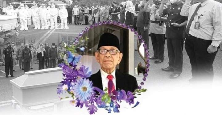 TOTABUAN.CO – Pasca meninggalnya ketua presidium Provinsi Bolaang Mongondow Raya (BMR) Abdullah Mokoginta, hiingga kini belum ada yang menggantikan posisi terebut. BMR kehilangan sosok tokoh sekaligus pejuang pemekaran. Almarhum Abdullah Mokoginta merupakan sosok yang dikagumi banyak tokoh di BMR bahkan Sulawesi Utara. Almarhum Abdullah Mokoginta merupakan mantan Wakil Gubernur Sulut di era pemerintah C J Rantung waktu itu. Almarhum Abdullah Mokoginta memiliki peranan besar terkait pemekaran Provinsi BMR. Meski diusianya yang rentah, tapi punya semangat yang luar biasa. Lantas siapa yang pantas menggantikan posisi Almarhum Abdullah Mokoginta yang kefigurannya sebagai orang yang mampu mengayomi?. Menurut Bupati Bolaang Mongondow Selatan Iskandar Kamaru, untuk menggantikan posisi Almarhum Abdullah Mokoginta sebagai ketua presidium pemekaran Provinsi BMR, haruslha benar-benar mengayomi. Iskandar berujar, memang agak sulit untuk mencari figur yang sama persis seperti sosok Aki Iksan sapaan akrab Almarhum Abdullah Mokoginta. Iskandar mengatakan, untuk menggantikan posisi Almarhum sebagai ketua presidium, perlu duduk bersama. “Tentu perlu dirumuskan bersama dengan semua elemen masyarakat yang ada di lima daerah di BMR ini,” kata Iskandar. Terlebih katanya, usulan pemekaran Provinsi BMR sudah masuk dalam pembahasan di DPR RI bersama 57 calon kabupaten baru dan 8 calon provinsi baru yang akan dibahas pada masa sidang 2022 Maret mendatang. “Almarhum Abdullah Mokoginta adalah tokoh panutuan di BMR. Sekaligus pejuang pemekaran. Perjuangan Almahum, harus kita lanjutkan,” sambung Iskandar. Diketahui almarhum wafat di usia 86 tahun. Almarhum menjadi Wakil Gubernur Sulawesi Utara pada tahun 1991 dan merupakan salah satu tokoh di Bolaang Mongondow Raya. Pada 1986 -1991 Almarhum menjabat sebagai Wakil Gubernur Sulawesi Utara dan sejak tahun 1992 sampai 1999 sebagai anggota DPR-RI. Dimana sebelumnya sejak 1972 sampai 1987 (selama tiga periode) sebagai anggota MPR-RI. (**)