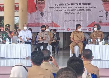 Kabupaten Bolaang Mongondow (Bolmong) satu dari dua daerah di Provinsi Sulawesi Utara, yang masa jabatan kepala daerahnya akan berakhir Tahun 2022 ini. Dengan berakhir periode kepemimpinan Bupati Yasti Soepredjo Mokoagow dan Wakil Bupati Yanny Ronny Tuuk, berakhir juga Rencana Pembangunan Jangka Menengah Daerah (RPJMD) Kabupaten Bolaang Mongondow Tahun 2017-2022. Menurut Bupati Bolmong Yasti Soepredjo Mokoagow, dengan akan berakhir masa jabatan Mei mendatang, tentu rencana pembangunan Bolmong ke depan berdasarkan peraturan pemerintah lewat instruksi Menteri Dalam Negeri (Inmendagri) Nomor 70 Tahun 2021. Inmendagri itu tentang penyusunan dokumen Perencanaan Pembangunan Daerah bagi daerah dengan masa jabatan kepala daerah berakhir pada tahun 2022. Hal itu dikatakan Yasti saat menyampaikan sambutan saat membuka forum konsultasi publik penyusunan Rencana Pembangunan Daerah Kabupaten Bolmong Tahun 2023-2026 Senin 14 Februari 2022. Menurut Yasti, forum ini sangat penting dan strategis, guna mendapatkan masukan dan saran dari para pemangku kepentingan demi penyempurnaan dokumen RPD Bolmong Tahun 2023-2026. “Forum konsultasi publik penyusunan RPD Kabupaten Bolaang Tahun 2023-2026 merupakan rangkaian dari proses penyusunan rencana pembangunan daerah, dengan tujuan untuk menginformasikan kepada masyarakat dan stakeholders tentang tujuan, sasaran dan arah kebijakan pembangunan daerah, yang akan disusun untuk tahun 2023 2026 mendatang,” jelasnya. Selain itu kata YSM singkatan Yasti Soepredjo Mokoagow, forum ini juga sekaligus untuk menjaring aspirasi dan kebutuhan masyarakat sesuai potensi dan permasalahan yang dihadapi. YSM menegaskan, partisipasi masyarakat dan keterlibatan berbagai pemangku kepentingan, merupakan hal yang wajib untuk dilaksanakan. Hal ini merupakan salah satu wahana pemberdayaan masyarakat, untuk berperan aktif dalam proses pengambilan keputusan. “Forum ini juga bertujuan untuk menyepakati permasalahan daerah, isu strategis, tujuan dan sasaran rencana pembangunan daerah Tahun 2023-2026, serta program dan kegiatan prioritas hasil analisa dari permasalahan dan isu strategis tersebut, yang kemudian akan dituangkan ke dalam berita acara kesepakatan forum konsultasi publik,” tambah YSM menjelaskan. YSM mengataan, dokumen ini akan menjadi pedoman dan acuan dalam penyusunan dokumen RKPD Kabupaten Bolmong Tahun 2023, serta menjadi pedoman dalam penyelenggaraan pemerintahan dan pembangunan daerah tahun 2023-2026, oleh penjabat kepala daerah nanti. “Saya berharap partisipasi dan peran aktif dari peserta forum, dalam mewujudkan dokumen RPD Tahun 2023-2026 yang berkualitas, serta mampu menjawab tantangan pembangunan kabupaten bolaang mongondow ke depan,” ungkapnya. Kepala Bappeda Bolmong Taufik Mokoginta menambahkan, Inmendagri Nomor 70 Tahun 2021 dikhususkan bagi daerah dengan masa jabatan kepala daerah yang akan berakhir Tahun 2022 ini. Selain itu forum yang dilaksanakan ini untuk melakukan percepatan penyusunan dokumen RPD Tahun 2023-2026 serta Renstra Perangkat Daerah Tahun 2023-2026. “Sesuai dengan Instruksi Menteri Dalam Negeri Nomor 70 Tahun 2021, Kabupaten Bolmong salah satu daerah di Sulut yang diharuskan menyusun Dokumen RPD Tahun 2023-2026 mengingat masa jabatan Bupati dan Wakil Bupati Bolmong akan berakhir pada Tahun 2022,” kata Taufik. Dokumen RPD 2023-2026 akan menjadi acuan bagi Pemkab Bolmong dalam melaksanakan perencanaan dan penganggaran selama empat tahun ke depan sampai adanya Bupati/Wakil Bupati hasil Pemilu serentak Tahun 2024 nanti. Menurut amanat Inmendagri 70 Tahun 2021 Dokumen RPD Bolmong Tahun 2023-2026 harus sudah ditetapkan dengan Peraturan Bupati paling lambat pada Minggu kedua bulan Maret 2022, dan Renstra Perangkat Daerah ditetapkan paling lambat pada Minggu Keempat bulan Maret 2022.(*)