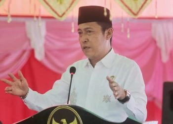 Masa jabatan Bupati dan Wakil Bupati Bolaang Mongondow (Bolmong) Yasti Soepredjo Mokoagow dan Yanny Ronny Tuuk tidak lama lagi akan berakhir. Tentu pasca berakhirnya masa jabatan tersebut, akan terjadi kekosongan tampuk kepemimpinan pasca ditinggalkan pasangan julukan Y2 pada Mei mendatang. Hal inilah yang menjadi teka-teki siapa yang akan diusulkan oleh Gubenur Sulut Olly Dondokambey. Sebab, meski berstatus sebagai Penjabat sementara (Pjs), namun, jabatan itu, boleh dibilang terlama karena hampir dua tahun. Bupati Bolaang Mongondow Selatan (Bolsel) Iskandar Kamaru pun memberikan gambaran siapa Pjs Bupati Bolmong yang akan ditunjuk Gubernur Sulut Olly Dondokambey. Menurut Iskandar, pengisinan sebagai Pjs Bupati Bolmong bukan dari kalangan TNI-Polri. Selain itu memiliki pangkat minimal eselon II. “Syaratnya adalah, birokrat yang sudah memenuhi pangkat eselon II dan bukan dari kalangan TNI-Polri,” ungkap Iskandar saat berbincang dengan sejumlah wartawan saat bertandang di kantor Harian BMR Jumat 11 Februari 2022. Ketua DPC PDI Perjuangan Bolsel ini menjelaskan, TNI Polri yang dimaksud adalah, mereka yang ditugaskan di kementrian, lembaga atau badan. Mereka bisa saja ditugaskan sebagai Pjs, apabila terjadi kekosongaan birokrat di provinsi. Iskandar mengatakan, penunjukan Pjs Bolmong, adalah kewenangan pemerintah provinsi sebagai perpanjangan tangan dari pemerintah pusat. Dia meyakini, siapa yang diusulkan Gubernur dan Wakil Gubernur Sulut, tentu sudah melalui kajian dan penilaian serta memenuhi syarat sesuai dengan kepangkatan. Sebut Sejumlah Birokrat asal BMR Sejumlah birokrat asal BMR yang ada di Pemprov Sulut terus disebut-sebut. Selain saat ini telah memegang sejumlah jabatan strategis, putra-putra BMR dinilai layak sesuai dengan kepangkatan. Sebut saja, Kepala Dinas Perpustakaan Sulut Asripan Nani yang juga mantan Sekda Bolmut. Selain itu ada nama Kepala Biro Administrasi Pimpinan Abddullah Mokoginta, Kepala Biro Ekonomi Lukman Lapadengan dan Kepala Dinas Lingkungan Hidup Limi Mokodompit. Keempat putra asal BMR ini disebut sudah memenuhi syarat sesuai kepangkatan. Menurut Iskandar, keempat birokrat asal BMR ini belum lama dilantik dan masuk kabinet OD-SK. Dia menilai, masuknya keempat birokat asal BMR ini, menjadi bukti perhatian tentang perimbangan dalam penempatan pejabat Pemprov Sulut. “Kita tinggal menunggu siapa yang akan ditunjuk sebagai Pjs Bupati Bolmong. Saya kira, siapa yang ditunjuk, itulah yang terbaik berdasarkan penilaian,” katanya. Diketahui pada tahun ini, ada dua daerah di Sulut masa jabatan Bupati dan Wakil Bupati akan berakhir. Yakni Kabupaten Bolmong dan Kabupaten Sangihe.(*)