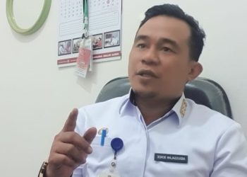Pemilihan Sangadi (Kepala desa red) serentak 2022 di Kabupaten Bolaang Mongondow (Bolmong) telah berakhir. Namun pesta demokrasi yang digelar Rabu 3 Februari itu, meninggalkan persoalan. Salah satunya Pilsang di Desa Mopusi Kecamatan Lolayan. Salah satu calon mengajukan keberatakan usai penghitungan karena diduga terjadi selisih suara. Keberatakan itu, sudah diajukan ke Panitia tingkat kabupaten Selasa 8 Februari 2022. Kepala Dinas Pemberdayaan Masyarakat Desa (PMD) Bolmong Abdulsalam Bonde mengatakan, panitia telah menerima aduan terkait hasil penghitungan. “Keberatan yang diajukan tersebut, terkait dengan penghitungan suara di TPS 1,” ujar Bonde. Dia menjelaskan, seusai dengan tahapan Pilsang, memang diberikan waktu kepada setiap calon untuk mengajukan keberatan jika ditemukan kejanggalan. “Keberatan yang kami terima yakni datang dari Calon Sangadi nomor urut lima dari Desa Mopusi,” jelasnya. Namun waktu untuk mengajukan keberatan sudah ditutup Selasa (8/2) pasca pemungutan suara Rabu 3 Februari lalu. Calon Sangadi yang mengajukan keberatan itu, yakni calon Sangadi nomor urut lima atas nama Cipto Lundeto. Menurutnya, berdasarkan mekanisme setelah menerima pengaduan keberatan, panitia akan melakukan kajian dan pemeriksaan terkait meteri aduan yang dilayangkan yang dilaporkan selama 30 hari. “Tentu kami akan melakukan kajian dan pemeriksaan terkait dengan keberatan yang diajukan. Keberatannya yakni selisih suara yang terjadi di TPS 1 di Desa Mopusi,” bebernya. Bonde mengatakan, dari 96 desa yang menggelar Pilsang serentak, hanya satu desa yang belum selesai lantaran terjadi keberatan. “Jadi, untuk Pilsang di Desa Mopusi, belum final. Karena terjadi keberatan,” paparnya. Terdapat lima calon Sangadi yang ikut di Pilsang Desa Mopusi. Mereka adalah nomor urut satu Muchtar Dilapanga, nomor urut dua Mukhtar Dugian, nomor urut tiga Munir Gonibala, nomor urut empat Ruslani Andup dan nomor urut lima Cipto Lundeto. Berdasarkan data yang dirangkum, perolehan suara lima calon terjadi selisih satu suara antar dua calon. Yakni calon nomur urut dua Mukhtar Dugian memperoleh 523 suara, dan calon nomor urut lima Cipto Lundeto memperoleh 524 suara. Sedangkan nomor urut 1 Muchtar Dilapanga memperoleh 281 suara, nomor urut tiga Munir Gonibala memperoleh 112 suara dan nomor urut 4 Ruslani Andup memperoleh 350 suara. Keberatan yang diajukan oleh Cipto, karena diduga terjadi perbedaan data rekapan. Hal itu yang menjadi dasar keberatan calon Sangadi nomor urut lima, tandasnya. (*)