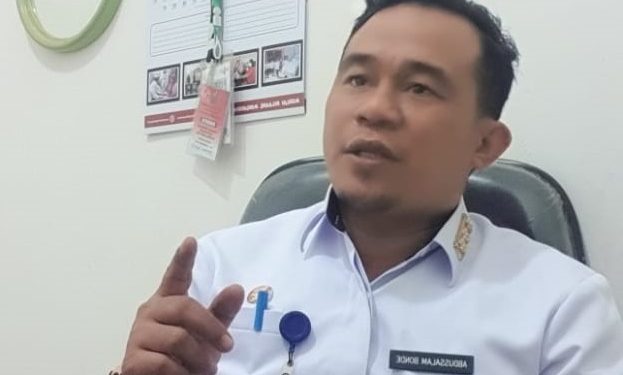 Pemilihan Sangadi (Kepala desa red) serentak 2022 di Kabupaten Bolaang Mongondow (Bolmong) telah berakhir. Namun pesta demokrasi yang digelar Rabu 3 Februari itu, meninggalkan persoalan. Salah satunya Pilsang di Desa Mopusi Kecamatan Lolayan. Salah satu calon mengajukan keberatakan usai penghitungan karena diduga terjadi selisih suara. Keberatakan itu, sudah diajukan ke Panitia tingkat kabupaten Selasa 8 Februari 2022. Kepala Dinas Pemberdayaan Masyarakat Desa (PMD) Bolmong Abdulsalam Bonde mengatakan, panitia telah menerima aduan terkait hasil penghitungan. “Keberatan yang diajukan tersebut, terkait dengan penghitungan suara di TPS 1,” ujar Bonde. Dia menjelaskan, seusai dengan tahapan Pilsang, memang diberikan waktu kepada setiap calon untuk mengajukan keberatan jika ditemukan kejanggalan. “Keberatan yang kami terima yakni datang dari Calon Sangadi nomor urut lima dari Desa Mopusi,” jelasnya. Namun waktu untuk mengajukan keberatan sudah ditutup Selasa (8/2) pasca pemungutan suara Rabu 3 Februari lalu. Calon Sangadi yang mengajukan keberatan itu, yakni calon Sangadi nomor urut lima atas nama Cipto Lundeto. Menurutnya, berdasarkan mekanisme setelah menerima pengaduan keberatan, panitia akan melakukan kajian dan pemeriksaan terkait meteri aduan yang dilayangkan yang dilaporkan selama 30 hari. “Tentu kami akan melakukan kajian dan pemeriksaan terkait dengan keberatan yang diajukan. Keberatannya yakni selisih suara yang terjadi di TPS 1 di Desa Mopusi,” bebernya. Bonde mengatakan, dari 96 desa yang menggelar Pilsang serentak, hanya satu desa yang belum selesai lantaran terjadi keberatan. “Jadi, untuk Pilsang di Desa Mopusi, belum final. Karena terjadi keberatan,” paparnya. Terdapat lima calon Sangadi yang ikut di Pilsang Desa Mopusi. Mereka adalah nomor urut satu Muchtar Dilapanga, nomor urut dua Mukhtar Dugian, nomor urut tiga Munir Gonibala, nomor urut empat Ruslani Andup dan nomor urut lima Cipto Lundeto. Berdasarkan data yang dirangkum, perolehan suara lima calon terjadi selisih satu suara antar dua calon. Yakni calon nomur urut dua Mukhtar Dugian memperoleh 523 suara, dan calon nomor urut lima Cipto Lundeto memperoleh 524 suara. Sedangkan nomor urut 1 Muchtar Dilapanga memperoleh 281 suara, nomor urut tiga Munir Gonibala memperoleh 112 suara dan nomor urut 4 Ruslani Andup memperoleh 350 suara. Keberatan yang diajukan oleh Cipto, karena diduga terjadi perbedaan data rekapan. Hal itu yang menjadi dasar keberatan calon Sangadi nomor urut lima, tandasnya. (*)