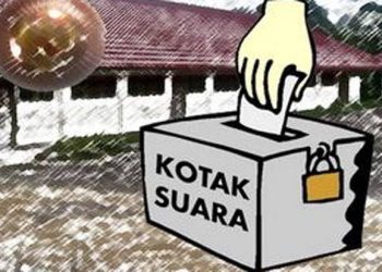 TOTABUAN.CO BOLMONG – Jelang pemungutan suara pemilihan Sangadi (kepala desa red), panitia sudah menyebarkan undangan kepada pemilih disetiap desa. Bahkan berdasarkan tahapan, panitia disetiap desa telah mengumumkan daftar pemilih tetap (DPT) di papan pengumuman hingga pendistribusian kertas suara. Kepala Dinas Pemberdayaan Masyarakat Desa (PMD) Bolmong Abdusalam Bonde menegaskan, bahwa setiap warga yang akan melakukan pencoblosan, harus masuk di DPT dan membawa KTP. “Mereka yang memberikan hak suara adalah, mereka yang terdaftar di DPT. Selain itu setiap pemilih wajib menunjukan KTP,” kata Bonde menjelaskan Rabu 2 Februari 2022. “Yang hanya membawa KTP dan tidak masuk di DPT, tidak bisa mencoblos,” sambungnya. Berdasarkan jumlah DPT di 96 desa yang melaksanakan Pilsang, berjumlah 81.015 pemilih. Kertas suara yang sudah dicetak lanjutnya, sudah didistribusikan ke masing-masing desa. “Semua kertas suara di 96 desa yang melaksanakan Pilsang, sudah kami distribusikan lewat kantor kecamatan, kemudian dijemput panitia Pilsang tingkat desa,” paparnya. Berdasarkan tahapan, pemungutan suara Kamis (03/2) besok akan dimulai serentak pada pukul 08.00 Wita dengan penerapan protokol kesehatan. (*)