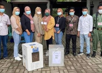 Kisruh perhitungan suara pemilihan Sangadi di Desa Mopusi Kecamatan Lolayan Kabupaten Bolaang Mongondow (Bolmong), sudah ditangani panitia tingkat kabupaten. Bahkan, hingga kini pleno masih ditangguhkan. Ditangguhkannya pleno hasil perhitungan suara, lantaran salah satu calon keberatan karena diduga terjadi kejanggalan hingga akhirnya kotak suara di TPS 1 masih diamankan di Polsek Lolayan. Camat Lolayan Abdul Rivai Mokoagow mengatakan, proses pleno hasil pemilihan Sangadi di Desa Mopusi, masih ditangguhkan sambil menungguh hasil pemeriksaan panitia tingkat kabupaten. Rivai mengaku, untuk menghindari kisruh yang lebih besar, terpaksa kotak suara di TPS 1 diamankan sementara di Polsek. “Kotak suara sampai saat ini masih diamankan di Polsek Lolayan. Hal ini untuk menghindari agar tidak terjadi polemik yang lebih besar,” katanya. Sebelum dibawa ke Polsek katanya, panitia bersama saksi telah bersepakat dibuat berita acara yang disaksikan aparat Kepolisian. Kisruh yang terjadi itu lantaran terdapat kejanggalan yang diduga dilakukan petugas TPS. Salah satu calon atas nama Mukhtar Dugia melaporkan dugaan kecurangan dengan tudingan menghilangkan suara sah miliknya saat perhitungan. Berdasarkan laporan, catatan di kertas plano hanya 102 suara sah. Padahal catatan yang ada di semua saksi, suara miliknya berjumlah 104 suara sah. “Dengan kecurangan ini, saya selaku calon Sangadi nomor urut dua dan saksi saya merasa keberatan yang diduga dilakukan oleh petugas TPS I,” begitu isi surat laporan yang diajukan ke Panitia tingkat kabupaten. Selain itu dia menduga, ada unsur kesengajaan menghilangkan 2 suara sah miliknya karena tidak ditulis di kertas plano.(*)