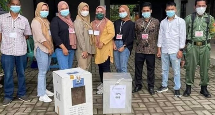 Kisruh perhitungan suara pemilihan Sangadi di Desa Mopusi Kecamatan Lolayan Kabupaten Bolaang Mongondow (Bolmong), sudah ditangani panitia tingkat kabupaten. Bahkan, hingga kini pleno masih ditangguhkan. Ditangguhkannya pleno hasil perhitungan suara, lantaran salah satu calon keberatan karena diduga terjadi kejanggalan hingga akhirnya kotak suara di TPS 1 masih diamankan di Polsek Lolayan. Camat Lolayan Abdul Rivai Mokoagow mengatakan, proses pleno hasil pemilihan Sangadi di Desa Mopusi, masih ditangguhkan sambil menungguh hasil pemeriksaan panitia tingkat kabupaten. Rivai mengaku, untuk menghindari kisruh yang lebih besar, terpaksa kotak suara di TPS 1 diamankan sementara di Polsek. “Kotak suara sampai saat ini masih diamankan di Polsek Lolayan. Hal ini untuk menghindari agar tidak terjadi polemik yang lebih besar,” katanya. Sebelum dibawa ke Polsek katanya, panitia bersama saksi telah bersepakat dibuat berita acara yang disaksikan aparat Kepolisian. Kisruh yang terjadi itu lantaran terdapat kejanggalan yang diduga dilakukan petugas TPS. Salah satu calon atas nama Mukhtar Dugia melaporkan dugaan kecurangan dengan tudingan menghilangkan suara sah miliknya saat perhitungan. Berdasarkan laporan, catatan di kertas plano hanya 102 suara sah. Padahal catatan yang ada di semua saksi, suara miliknya berjumlah 104 suara sah. “Dengan kecurangan ini, saya selaku calon Sangadi nomor urut dua dan saksi saya merasa keberatan yang diduga dilakukan oleh petugas TPS I,” begitu isi surat laporan yang diajukan ke Panitia tingkat kabupaten. Selain itu dia menduga, ada unsur kesengajaan menghilangkan 2 suara sah miliknya karena tidak ditulis di kertas plano.(*)