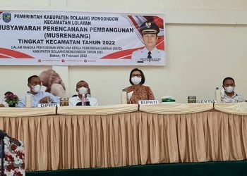 TOTABUAN.CO BOLMONG –Pemkab Bolaang Mongondow (Bolmong) pada tahun ini akan melaksaakan ujian persamaan ujian paket C atau setara SMA. Ujian paket C ini, tidak dipungut biaya karena akan ditanggung pemerintah. Bupati Bolmong Yasti Soepredjo Mokoagow mengatakan, ujian paket C atau setara SMA ini, khusus bagi warga Bolmong. Dia menjelaskan dana untuk ujian paket C telah dianggarkan lewat APBD. “Tidak ada yang dipungut biaya, semua gratis karena telah dianggarkan lewat APBD,” ujarnya saat membuka Musrenbang di beberapa kecamatan. Ujian paket C ini dilakukan, karena melihat banyak anak yang putus sekolah. Menurut YSM singkatan Yasti Soepredjo Mokoagow, ijazah paket C dapat juga dipergunakan untuk melamar kerja. “Ijazah paket C dapat dignakan sebagai syarat utuk melamar kerja. Saat ini menjadi perangkat pemerintah, harus lulusan SMA,” katanya. “Jangan patah semangat. Sebab ke depan banyak lapangan kerja akan dibuka di Bolmong,” katanya. Kepala Dinas Pendidikan Bolmog Renti Mokoginta menambahkan, program ujian kesetaraan paket C di Kabupaten Bolmong ditargetkan berjumlah 1500 orang. Para peserta ujian kesetaraan akan diambil dari setiap desa dan kelurahan. Dari jumlah tersebut jika dibagi 200 desa dan 2 kelurahan, diperkirakan setiap desa dan kelurahan berjumlah 70 peserta. “Tentu dengan program ini, akan memberikan kemudahan mereka yang akan melamar kerja,” sambung Renti. Renti menjelaskan, program ujian kesetaraan paket C ini, merupakan bentuk visi misi pasangan Yasti-Yanny. Yakni mewujudkan pendidikan yang merata, terjangkau dan berkualitas bagi masyarakat. Dengan tujuan agar meningkatkan mutu pendidikan bagi masyarakat. (*)