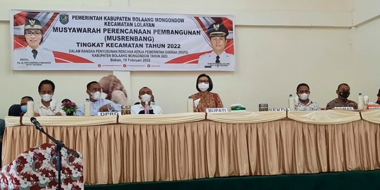 TOTABUAN.CO BOLMONG –Pemkab Bolaang Mongondow (Bolmong) pada tahun ini akan melaksaakan ujian persamaan ujian paket C atau setara SMA. Ujian paket C ini, tidak dipungut biaya karena akan ditanggung pemerintah. Bupati Bolmong Yasti Soepredjo Mokoagow mengatakan, ujian paket C atau setara SMA ini, khusus bagi warga Bolmong. Dia menjelaskan dana untuk ujian paket C telah dianggarkan lewat APBD. “Tidak ada yang dipungut biaya, semua gratis karena telah dianggarkan lewat APBD,” ujarnya saat membuka Musrenbang di beberapa kecamatan. Ujian paket C ini dilakukan, karena melihat banyak anak yang putus sekolah. Menurut YSM singkatan Yasti Soepredjo Mokoagow, ijazah paket C dapat juga dipergunakan untuk melamar kerja. “Ijazah paket C dapat dignakan sebagai syarat utuk melamar kerja. Saat ini menjadi perangkat pemerintah, harus lulusan SMA,” katanya. “Jangan patah semangat. Sebab ke depan banyak lapangan kerja akan dibuka di Bolmong,” katanya. Kepala Dinas Pendidikan Bolmog Renti Mokoginta menambahkan, program ujian kesetaraan paket C di Kabupaten Bolmong ditargetkan berjumlah 1500 orang. Para peserta ujian kesetaraan akan diambil dari setiap desa dan kelurahan. Dari jumlah tersebut jika dibagi 200 desa dan 2 kelurahan, diperkirakan setiap desa dan kelurahan berjumlah 70 peserta. “Tentu dengan program ini, akan memberikan kemudahan mereka yang akan melamar kerja,” sambung Renti. Renti menjelaskan, program ujian kesetaraan paket C ini, merupakan bentuk visi misi pasangan Yasti-Yanny. Yakni mewujudkan pendidikan yang merata, terjangkau dan berkualitas bagi masyarakat. Dengan tujuan agar meningkatkan mutu pendidikan bagi masyarakat. (*)
