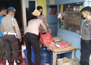 TOTABUAN.CO BOLMONG – Jajaran Polres Bolaang Mongondow (Bolmong) melakukan operasi dalam rangka cipta kondisi Kamtibmas jelang pemilihan Sangadi serentak Selasa 1 Februari 2022. Dari hasil operasi yang dilakukan, aparat Kepolisian berhasil menyita puluhan liter minuman keras jenis Cap tikus. Kapolsek Dumoga Utara Iptu I Ketut Wiyasa mengatakan, minuman keras jenis Cap Tikus yang berhasil disita itu, yakni didapati di warung-warung di sejumlah desa. “Ada 33.5 liter minuma keras jenis Cap tikus berhasil kita sita dari warung-warung yang ada di desa Konarom dan Tapadaka Timur Kecamatan Dumoga Tenggara,” ujar Kapolsek Dumoga Utara Kapolsek Iptu I Ketut Wiyasa. Operasi yang dilakukan ini katanya, dalam rangka mengantisipasi terjadinya gangguan Kamtibmas menjelang hari-H pemungutan suara. Meurutnya, Miras sering kali jadi pemicu terjadinya gangguan Kamtibmas. Kapolres Bolmong AKBP Nova Irone Surentu mengapresiasi kinerja Polsek Dumoga Utara dan meminta agar Polsek yang lain dapat melakukan kegiatan yang sama. "Saya mengimbau kepada seluruh warga Bolaang Mongondow untuk bersama-sama menjaga keamanan dan ketertiban masyarakat. Patuhi protokol kesehatan, jangan ada yang berkerumun, pesta miras, mabuk-mabukan, konvoi atau arak-arakan apalagi menggunakan knalpot racing. Semua bentuk pelanggaran yang dapat mengganggu pelaksanaan pemilihan Sangadi akan kami tindak," tegas Nova. (*)