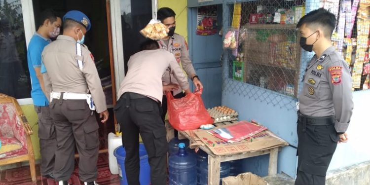 TOTABUAN.CO BOLMONG – Jajaran Polres Bolaang Mongondow (Bolmong) melakukan operasi dalam rangka cipta kondisi Kamtibmas jelang pemilihan Sangadi serentak Selasa 1 Februari 2022. Dari hasil operasi yang dilakukan, aparat Kepolisian berhasil menyita puluhan liter minuman keras jenis Cap tikus. Kapolsek Dumoga Utara Iptu I Ketut Wiyasa mengatakan, minuman keras jenis Cap Tikus yang berhasil disita itu, yakni didapati di warung-warung di sejumlah desa. “Ada 33.5 liter minuma keras jenis Cap tikus berhasil kita sita dari warung-warung yang ada di desa Konarom dan Tapadaka Timur Kecamatan Dumoga Tenggara,” ujar Kapolsek Dumoga Utara Kapolsek Iptu I Ketut Wiyasa. Operasi yang dilakukan ini katanya, dalam rangka mengantisipasi terjadinya gangguan Kamtibmas menjelang hari-H pemungutan suara. Meurutnya, Miras sering kali jadi pemicu terjadinya gangguan Kamtibmas. Kapolres Bolmong AKBP Nova Irone Surentu mengapresiasi kinerja Polsek Dumoga Utara dan meminta agar Polsek yang lain dapat melakukan kegiatan yang sama. "Saya mengimbau kepada seluruh warga Bolaang Mongondow untuk bersama-sama menjaga keamanan dan ketertiban masyarakat. Patuhi protokol kesehatan, jangan ada yang berkerumun, pesta miras, mabuk-mabukan, konvoi atau arak-arakan apalagi menggunakan knalpot racing. Semua bentuk pelanggaran yang dapat mengganggu pelaksanaan pemilihan Sangadi akan kami tindak," tegas Nova. (*)