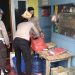 TOTABUAN.CO BOLMONG – Jajaran Polres Bolaang Mongondow (Bolmong) melakukan operasi dalam rangka cipta kondisi Kamtibmas jelang pemilihan Sangadi serentak Selasa 1 Februari 2022. Dari hasil operasi yang dilakukan, aparat Kepolisian berhasil menyita puluhan liter minuman keras jenis Cap tikus. Kapolsek Dumoga Utara Iptu I Ketut Wiyasa mengatakan, minuman keras jenis Cap Tikus yang berhasil disita itu, yakni didapati di warung-warung di sejumlah desa. “Ada 33.5 liter minuma keras jenis Cap tikus berhasil kita sita dari warung-warung yang ada di desa Konarom dan Tapadaka Timur Kecamatan Dumoga Tenggara,” ujar Kapolsek Dumoga Utara Kapolsek Iptu I Ketut Wiyasa. Operasi yang dilakukan ini katanya, dalam rangka mengantisipasi terjadinya gangguan Kamtibmas menjelang hari-H pemungutan suara. Meurutnya, Miras sering kali jadi pemicu terjadinya gangguan Kamtibmas. Kapolres Bolmong AKBP Nova Irone Surentu mengapresiasi kinerja Polsek Dumoga Utara dan meminta agar Polsek yang lain dapat melakukan kegiatan yang sama. "Saya mengimbau kepada seluruh warga Bolaang Mongondow untuk bersama-sama menjaga keamanan dan ketertiban masyarakat. Patuhi protokol kesehatan, jangan ada yang berkerumun, pesta miras, mabuk-mabukan, konvoi atau arak-arakan apalagi menggunakan knalpot racing. Semua bentuk pelanggaran yang dapat mengganggu pelaksanaan pemilihan Sangadi akan kami tindak," tegas Nova. (*)