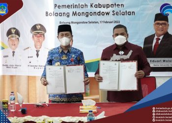 TOTABUAN.CO BOLSEL -- Berlakunya undang-undang Otonomi Daerah memberi peluang yang lebih luas bagi pemerintah daerah untuk mengelola segala sumber daya yang ada di daerah. Kondisi ini memberikan peluang pemerintah daerah untuk memanfaatkan Perguruan Tinggi sebagai mitra strategis. Hal itu terlihat penandatangan kerjasama dengan Universitas Negeri Gorontalo (UNG) Kamis 17 Februari 2022. Kerja sama dibangun antara pemerintah daerah dengan perguruan tinggi ini sebagai bentuk dan kepentingan Sumber Daya Manusia (SDM) ke depan. Penandatanganan MoO antara Universitas Negeri Gorontalo dengan Pemkab Bolsel dilakukan langsung Bupati Bolsel Iskandar Kamaru dan Rektor UNG Dr. Ir. Eduart Wolok, ST, MT. Bupati Bolsel Iskandar Kamaru mengungkapkan, kerjasama ini bertujuan untuk membangun komitmen bersama. Khususnya penerapan hasil pelaksanaan pendidikan, pengajaran, hingga penyelenggaraan pengabdian kepada masyarakat dalam mendukung pembangunan daerah. “Saya berharap adanya kerjasama ini akan menguatkan keilmuan di UNG terutama di bidang Pendidikan,” kata Bupati Bolsel Iskandar Kamaru. Menurut Bupati kerjasama ini bukan hanya sekedar di atas kertas, tetapi perlu adanya tindak lanjut dari pihak UNG selalu bersinergi dengan Pemerintah Daerah dalam Bidang Pendidikan. “Memang tidak bisa dipungkiri dengan adanya Sumber Daya Manusia (SDM) yang mumpuni maka akan selaras dan sejajar dengan peningkatan Ekonomi di Bolaang Mongondow Selatan,” ungkap Bupati. Kerja sama ini juga jika disandingkan dengan Kawasan Ekonomi Khusus Teluk Tomini, tentu akan berpengaruh terhadap peningkatan ekonomi di daerah ini. Bupati mengatakan, UNG merupakan salah satu perguruan tinggi yang banyak diminati oleh para pelajar di Bolsel. Sebab jarak tempuh yang relatif dekat dan memang dengan pilihan jurusan keilmuan yang bervariasi. (*)