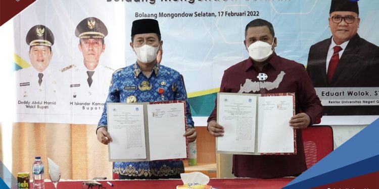 TOTABUAN.CO BOLSEL -- Berlakunya undang-undang Otonomi Daerah memberi peluang yang lebih luas bagi pemerintah daerah untuk mengelola segala sumber daya yang ada di daerah. Kondisi ini memberikan peluang pemerintah daerah untuk memanfaatkan Perguruan Tinggi sebagai mitra strategis. Hal itu terlihat penandatangan kerjasama dengan Universitas Negeri Gorontalo (UNG) Kamis 17 Februari 2022. Kerja sama dibangun antara pemerintah daerah dengan perguruan tinggi ini sebagai bentuk dan kepentingan Sumber Daya Manusia (SDM) ke depan. Penandatanganan MoO antara Universitas Negeri Gorontalo dengan Pemkab Bolsel dilakukan langsung Bupati Bolsel Iskandar Kamaru dan Rektor UNG Dr. Ir. Eduart Wolok, ST, MT. Bupati Bolsel Iskandar Kamaru mengungkapkan, kerjasama ini bertujuan untuk membangun komitmen bersama. Khususnya penerapan hasil pelaksanaan pendidikan, pengajaran, hingga penyelenggaraan pengabdian kepada masyarakat dalam mendukung pembangunan daerah. “Saya berharap adanya kerjasama ini akan menguatkan keilmuan di UNG terutama di bidang Pendidikan,” kata Bupati Bolsel Iskandar Kamaru. Menurut Bupati kerjasama ini bukan hanya sekedar di atas kertas, tetapi perlu adanya tindak lanjut dari pihak UNG selalu bersinergi dengan Pemerintah Daerah dalam Bidang Pendidikan. “Memang tidak bisa dipungkiri dengan adanya Sumber Daya Manusia (SDM) yang mumpuni maka akan selaras dan sejajar dengan peningkatan Ekonomi di Bolaang Mongondow Selatan,” ungkap Bupati. Kerja sama ini juga jika disandingkan dengan Kawasan Ekonomi Khusus Teluk Tomini, tentu akan berpengaruh terhadap peningkatan ekonomi di daerah ini. Bupati mengatakan, UNG merupakan salah satu perguruan tinggi yang banyak diminati oleh para pelajar di Bolsel. Sebab jarak tempuh yang relatif dekat dan memang dengan pilihan jurusan keilmuan yang bervariasi. (*)