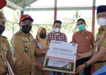 TOTABUAN.CO BOLSEL – Bupati Bolaang Mongondow Selayan (Bolsel) Iskandar Kamaru menyerahkan reward kepada objek pajak terbaik selama 2021. Penyerahan reward itu, disela-sela acara penyerahan simbolis Surat Pemberitahuan Pajak Daerah Terhutang (SPPDT) dan Daftar Himpunan Ketetapan Pajak Daerah (DHKP) Tahun 2022 serta Pekan Panutan Pelaporan SPT Tahun 2021 bertempat di Lapangan Futsal Kawasan Perkantoran Panango, Senin 14 Februari 2022. Penyerahan penghargaan itu ikut dihadiri Kepala KPP Pratama Kotamobagu Andhik Tri Indratama, Kepala Cabang Bank Sulutgo Diana Mokoginta, Asisten Administrasi Umum Rikson Paputungan, Asisten Bidang. Ekonomi dan Pembangunan Muhamad Sudja Alamri , pimpinan PD, para Camat dan Sangadi serta jajaran ASN Pemkab Bolsel. Pemberian reward kepada Objek pajak terbaik itu terdiri dari kecamatan, desa, rumah makan hngga perusahan. Untuk piagam penghargaan pelunasan PBB terbaik tingkat kecamatan, diraih Kecamatan Tomini. Sedangkan di tingkat desa terbaik I yakni Desa Pilolahunga, terbaik II Desa Pintadia dan terbaik III Desa Sinandaka. Untuk eajib pajak rumah makan terbaik yakni rumah makan, Hadidja Deowali, Nurna Hasani serta Irawaty Lamusu. Sedangkan pajak reklame terbaik yakni diraih Deny G Luntungan dari CV Karya Laju Abad. Menurut Bupati Bolsel Iskandar Kamaru, penyerahan simbolis Surat Pemberitahuan Pajak Daerah Terhutang (SPPDT) dan Daftar Himpunan Ketetapan Pajak Daerah (DHKP) Tahun 2022 serta Pekan Panutan Pelaporan SPT Tahun 2021, bertujuan untuk optimalisasi sumber PAD pada sektor penerimaan PBB-P2, meningkatkan penerimaan PBB-P2. Selain itu untuk mengetahui besaran penetapan PBB dari tiap desa dan menyamakan persepsi dalam hal pengelolaan PBB-P2. Iskandar menegaskan, pelaporan SPT tahunan ini merupakan kewajiban bagi ASN sesuai peraturan Menteri PAN dan RB. “Diingatkan kepada semua ASN agar mematuhi peraturan ini demi kebaikan bersama,” tegasnya. “Para pemungut pajak untuk pro aktif untuk melaksanakan tugas sehingga target bisa tercapai” sambungnya. Pemerintah juga akan memberikan penghargaan bagi Desa yang memenuhi target. "Saya menghimbau semua untuk taat pajak dan taat aturan. Semua harus berpartisipasi aktif. Pemerintah akan memberikan reward bagi desa yang mencapai target wajib pajak" ujar Bupati. Kepala KPP Pratama Kotamobagu menyampaikan apresiasi kepada Pemkab Bolsel atas partisipasi aktifnya karena sinergitas yang telah dibina selama ini membuat target penerimaan pajak bisa terealisasi dengan baik. (*)