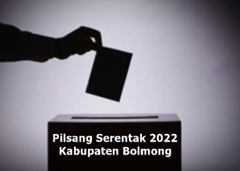 Panitia Pilsang Bolmong Mulai Terima Aduan Indikasi Kecurangan TOTABUAN.CO BOLMONG – Pemilihan Sangadi (Pilsang) yang dilaksanakan di 96 desa di Kabupaten Bolaang Mongondow (Bolmong), tampaknya tidak lepas dari kerja-kerja tim sukses. Berbagai cara mulai dilakukan untuk mendapat simpati, tidak terkecuali untuk meraih suara saat pemungutan. Salah satu yang dilakukan para tim sukses calon Sangadi, yakni dengan cara menjemput undangan milik calon pemilih. Panitia Pilsang tingkat kabupaten Abdusalam Bonde mengaku, telah menerima pengaduan dari masyarakat, terkait dugaan tersebut. Dia mengaku laporan yang diterima itu, berasal dari masyarakat yang ada di empat desa. Berdasarkan laporan katanya, bahwa oknum-oknum tim sukses calon Sangadi mulai gencar melakukan upaya untuk membujuk warga agar surat undangan yang mereka terima untuk diserahkan. “Kami sudah menerima laporan, bahwa ada oknum tim sukses yang menjemput undangan milik pemilih. Ini akan kita telusuri soal kebenaran laporan tersebut,” katanya. Meski demikian, Bonde tak menjelaskan secara rinci tim sukses calon Sangadi desa mana yang diduga melakukan indikasi kecurangan tersebut. Jika benar lanjutnya, akan dilakukan proses bahkan terancam didiskualifikasi. Padahal sebelumnya, panitia berulang kali mengingatkan bahwa Pilsang bebas dari praktik kecurangan. Badan Permusyawaratan Desa (BPD) yang merupakan bagian dari Pemerintahan Desa, juga ikut mendukung serta bertanggungjawab secara penuh terhadap penyelanggaraan Pilksang di 96 desa. Dengan membuat panitia Pilsang dengan menjalankan tahapan, sebagai tujuan untuk mengawal pelaksanaan Pilsang yang bersih dari praktek-praktek kecurangan, tandasnya.(*)