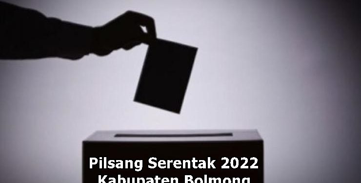 Panitia Pilsang Bolmong Mulai Terima Aduan Indikasi Kecurangan TOTABUAN.CO BOLMONG – Pemilihan Sangadi (Pilsang) yang dilaksanakan di 96 desa di Kabupaten Bolaang Mongondow (Bolmong), tampaknya tidak lepas dari kerja-kerja tim sukses. Berbagai cara mulai dilakukan untuk mendapat simpati, tidak terkecuali untuk meraih suara saat pemungutan. Salah satu yang dilakukan para tim sukses calon Sangadi, yakni dengan cara menjemput undangan milik calon pemilih. Panitia Pilsang tingkat kabupaten Abdusalam Bonde mengaku, telah menerima pengaduan dari masyarakat, terkait dugaan tersebut. Dia mengaku laporan yang diterima itu, berasal dari masyarakat yang ada di empat desa. Berdasarkan laporan katanya, bahwa oknum-oknum tim sukses calon Sangadi mulai gencar melakukan upaya untuk membujuk warga agar surat undangan yang mereka terima untuk diserahkan. “Kami sudah menerima laporan, bahwa ada oknum tim sukses yang menjemput undangan milik pemilih. Ini akan kita telusuri soal kebenaran laporan tersebut,” katanya. Meski demikian, Bonde tak menjelaskan secara rinci tim sukses calon Sangadi desa mana yang diduga melakukan indikasi kecurangan tersebut. Jika benar lanjutnya, akan dilakukan proses bahkan terancam didiskualifikasi. Padahal sebelumnya, panitia berulang kali mengingatkan bahwa Pilsang bebas dari praktik kecurangan. Badan Permusyawaratan Desa (BPD) yang merupakan bagian dari Pemerintahan Desa, juga ikut mendukung serta bertanggungjawab secara penuh terhadap penyelanggaraan Pilksang di 96 desa. Dengan membuat panitia Pilsang dengan menjalankan tahapan, sebagai tujuan untuk mengawal pelaksanaan Pilsang yang bersih dari praktek-praktek kecurangan, tandasnya.(*)