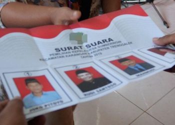 TOTABUAN.CO BOLMONG – Pemilihan Sangadi (kepala desa red) di 96 desa di Kabupaten Bolaang Mongondow (Bolmong) kini sudah memasuki masa tenang. Mulai Rabu besok, panitia akan mendistribusikan kertas suara di setiap desa dengan pengawalan ketat aparat kepolisian. “Besok (Rabu red) kertas suara sudah akan didistribusikan ke 96 desa,” ujar Asisten I Pemkab Bolmong Deker Rompas Selasa 1 Februari 2022. Saat ini kertas suara sudah selesai dicetak dan tinggal akan disalurkan. Panitia katanya, terus bekerja guna memastikan agar kertas suara yang akan didistribusikan di setiap desa, aman. “Teknis penyaluran kertas suara yakni, diantar di kantor kecamatan, kemudian akan dijemput panitia tingkat desa,” katanya. Kepala Bidang Pemerintahan Desa Isnaidin Mamonto menambahkan, jumlah kertas suara yang dicetak berdasarkan jumlah yang masuk di Daftar Pemilih Tetat (DPT) setiap desa. Jumlah keseluruhan DPT yang di ada di 96 desa yang melaksanakan Pilsang berjumlah 81.015 pemilih kemudian ditambah 2.5 persen. “Total kertas suara yang dicetak kurang lebih 83 ribu,” jelasnya. Alfina Sumenda Camat Poigar mengatakan, kondisi keamanan di Kecamatan Poigar aman terkendali. Dia mengatakan, ada 12 desa di Kecamatan Poigar akan melaksanakan Pilsang. “Saat ini sudah masuk tahapan masa tenang. Kondisi keamanan saat ini di Kecamatan Poigar aman terkendali,” ujarnya. Meski aman lanjutnya, akan tetapi terus meminta Linmas terus melakukan patroli. Ia juga mengimbau para calon untuk bekerjasama menjaga Kamtibmas. (*)