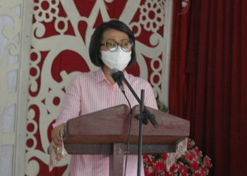 Rumah Sakit Pratama Dumoga Raya Dibangun Tahun Ini TOTABUAN.CO BOLMONG – Kurang lebih 68 miliar dana yang disiapkan untuk pembangunan rumah sakit Pratama Dumoga Raya. Pembangunan rumah sakit tersebut, rencananya akan dimulai tahun ini yang nantinya akan dilengakpi dengan fasilitas. Bupati Bolaang Mongondow (Bolmong) Yasti Soepredjo Mokoagow mengatakan, pekerjaan proyek rumah sakit Pratama Dumoga Raya ini, tinggal menunggu selesai proses tender. Dana yang disiapkan itu, selain untuk pembangunan fisik, juga disiapkan untuk fasilitas penunjjang untuk kelancaran petugas medis. Menurut Yasti, dibangunnya rumah sakit Pratama Dumoga Raya, diharapkan akan lebih mendekatkan pelayanan masyarakat di lima kecamataan yang ada di Dumoga Raya. Rumah sakit ini, nantinya akan dilengkapi dengan fasilitas, serta dokter ahli dengan kapasitas 30 kamar. “Pekerjaannya, tinggal menungguh selesainya proses tender,” ujar Yasti saat memberiksan sambutan pembukaan Musrenbang tingkat kecamatan di Desa Ibolian Kecamatan Dumoga Tengah Jumat 18 Februari 2022. Pembangunan rumah sakit Pratama Dumoga Raya ini, sebagai bentuk misi pasangan Yasti –Yanny yakni mewujudkan pelayanan kesehatan yang cepat, terjangkau dan berkualitas. Dengan memiliki luas wilayah yang cukup besar, pemerintah terus berupaya untuk memberikan pelayanan. Saat ini Kabupaten Bolmong memiliki 18 Puskesmas dan satu rumah sakit. Dan rencananya akan ditambah satu rumah sakit untuk melayani 248. 751 jiwa. Kendati demikian, Yasti mengaku meski telah disiapkan sarana penunjang, namun masih terjadi kekurangan tenaga kesehatan. Bahkan pada rekrutmen CPNS, dari 150 kuota yang disiapkan, yang lulus hanya mendekat diangka 20. Begitu pula dengan rekrutmen dokter ahli, dari 50 kuota yang disiapkan, hanya 5 yang lolos seleksi CAT. “Semoga, dengan dibangunnya rumah sakit Pratama Dumoga Raya, akan lebih mendekatkan pelayanan kesehatan di Dumoga Raya,” ujar YSM singkatan Yasti Soepredjo Mokoagow. (*)