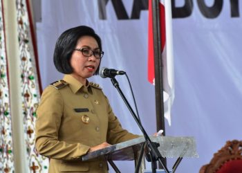 Usai Jabat Bupati, Yasti Siap Rekrut Tenaga Kerja dengan Gaji UMP TOTABUAN.CO BOLMONG – Yasti Soepredjo Mokoagow tidak lama lagi akan mengakhir masa jabatannya sebagai Bupati Bolaaang Mongondow (Bolmong). Lima tahun mendedikasikan diri berpasangan dengan Wakil Bupati Yanny Ronny Tuuk, kini masa jabatan itu akan berakhir 22 Mei mendatang. Lantas apa aktivitas YSM singkatan Yasti Soepredjo Mokoagow pasca lepas jabatan sebagai Bupati?. YSM menyampaikan, setelah mengakhiri masa jabatan sebagai Bupati, namun akan terus mendedikasikan dirinya di Kabupaten Bolmong. Bahkan kata YSM, dirinya telah siap untuk berinvestasi di Bolmong dan siap membuka lapangan kerja dengan standar gaji Upah Minimum Provinsi (UMP). Kendati tidak menjelaskan secara panjang lebar, jenis investasi, namun YSM memberikan bocoran bahwa akan bergerak di bidang perkebunan. “Investasinya bergerak di bidang perkebunan,” beber YSM.