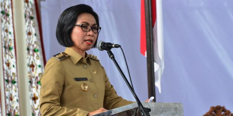 Usai Jabat Bupati, Yasti Siap Rekrut Tenaga Kerja dengan Gaji UMP TOTABUAN.CO BOLMONG – Yasti Soepredjo Mokoagow tidak lama lagi akan mengakhir masa jabatannya sebagai Bupati Bolaaang Mongondow (Bolmong). Lima tahun mendedikasikan diri berpasangan dengan Wakil Bupati Yanny Ronny Tuuk, kini masa jabatan itu akan berakhir 22 Mei mendatang. Lantas apa aktivitas YSM singkatan Yasti Soepredjo Mokoagow pasca lepas jabatan sebagai Bupati?. YSM menyampaikan, setelah mengakhiri masa jabatan sebagai Bupati, namun akan terus mendedikasikan dirinya di Kabupaten Bolmong. Bahkan kata YSM, dirinya telah siap untuk berinvestasi di Bolmong dan siap membuka lapangan kerja dengan standar gaji Upah Minimum Provinsi (UMP). Kendati tidak menjelaskan secara panjang lebar, jenis investasi, namun YSM memberikan bocoran bahwa akan bergerak di bidang perkebunan. “Investasinya bergerak di bidang perkebunan,” beber YSM.