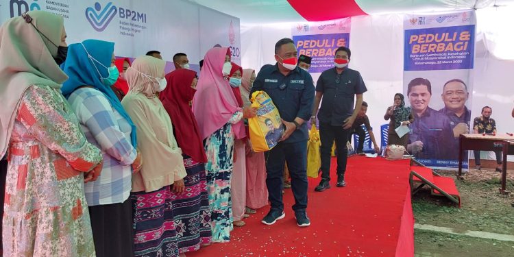 BP2MI dan Menteri BUMN Sebar 2500 Paket Sembako di Desa Poyowa