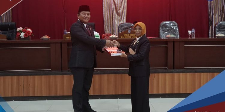 Deddy Abdul Hamid Sampaikan LKPJ Bolsel Lewat Paripurna DPRD   