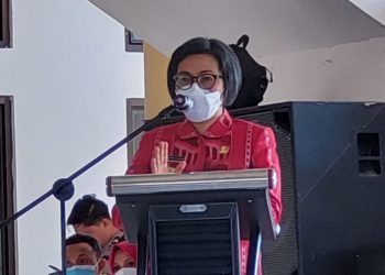 Yasti Berhasil Kembalikan Batas Wilayah Bolmong TOTABUAN.CO BOLMONG – Upaya Pemerintah Kabupaten Bolaang Mongondow (Bolmong) melayangkan judicial review ke Mahkamah Agung (MA) terkait tapal batas dengan Kabupaten Bolaang Mongondow Selatan (Bolsel) dalam waktu dekat akan disampaikan dari Kementrian Dalam Negeri. Upaya yang ditempu lewat jalur hukum yang dilakukan Bupati Bolmong Yasti Soepredjo Mokoagow, tidak lama lagi akan membuahkan hasil. Menurut Bupati Bolmong Yasti Soepredjo Mokoagow, soal batas wilayah antara Bolmong dan Bolsel sedang berproses di Kementrian Dalam Negeri. Menurutnya, Kementrian Dalam Negeri tidak lama lagi akan mengeluarkan Permendgari terbaru soal batas wilayah Bolmong dan Bolsel. “Soal tapal batas wilayah Bolmong dan Bolsel itu sudah final. Pengajuan Permendagri terbaru sedang dalam proses,” ujar YSM singkatan Yasti Soepredjo Mokoagow saat menyampaikan sambutan di Musrenbang RKPD Kamis 31 April 2022. YSM mengaku, belum lama melakukan kunjungan ke Kementrian Dalam Negeri, guna menanyakan status tapal batas Kabupaten Bolmong dan Kabupaten Bolsel. Bahkan dengan merujuk putusan MA soal batas wilayah dua daerah, Kemendagri telah melayangkan surat ke Kementrian ESDM untuk penghitungan bagi hasil. “Insya Allah tahun depan, bagi hasil yang akan diterima Kabupaten Bolmong jauh lebih besar bila dibandingkan tahun sebelumnya,” ungkapnya. Dipastikan dana bagi hasil yang akan masuk ke rekening pemerintah daerah pada tahun 2022 ini. Meski demikian, penggunaannya akan dimulai awal tahun 2023 mendatang. YSM menjelaskan, hingga saat ini luas wilayah Kabupaten Bolmong sampai saat ini banyak yang masih binggung. Hal itu karena ada beberapa rujukan. Salah satunya data Badan Informasi Geospasial (BIG). BIG adalah lembaga pemerintah non kementerian Indonesia yang bertugas melaksanakan tugas pemerintahan di bidang informasi geospasial. BIG berada di bawah dan bertanggung jawab kepada Presiden yang dikoordinasikan oleh Menteri Perencanaan Pembangunan Nasional (Kementerian PPN). “Badan Informasi Geospasial adalah lembaga yang ditunjuk negara untk mengeluarkan ketentuan luas wilayah di seluruh wilayah provinsi dan kabupaten kota di Indonesia,” jelasnya. Sebelumnya penyelesaian tapal batas wilayah dua daerah bertetangga yakni Kabupaten Bolaang Mongondow (Bolmong) dan Kabupaten Bolaang Mongondow Selatan (Bolsel) sempat terjadi problem. Upaya Bupati Bolmong Yasti Soepredjo Mokoagow melakukan judcial review ke Mahkamah Agung (MA) bertujuan untu menguji sejauh mana akurasi titik batas wilayah Bolmong dan Bolsel. Langkah yang ditempuh itu berhasil dilakukan. Menurut Kepala Bagian Hukum Pemkab Bolmong Muhamad Triasmara Akub, pasca dibatalkannya Permendagri Nomor 40 Tahun 2016 tentang Batas Daerah Kabupaten Bolmong dengan Kabupaten Bolsel, secara otomatis batas wilayah yang saat ini diklaim masuk ke Kabupaten Bolsel saat berstatus quo. Dia mengatakan, upaya hukum yang dilakukan Pemkab Bolmong, berdasarkan ketentuan peraturan perundang-undangan. “Upaya hukum Pemkab Bolmong dengan mengajukan judicial review (JR) ke Mahkamah Agung (MA) telah ada putusan MA Nomor: 75P/HUM/2018 tanggal 18 Desember 2018. Itu sudah final dan mengikat,” katanya. Namun meski begitu sampai saat ini Pemkab Bolmong masih menunggu peraturan Menteri Dalam Negeri terbaru untuk mengatur kembali batas Kabupaten Bolmong dengan Kabupaten Bolsel yang berdasarkan putusan MA Nomor: 75P/HUM/2018. “Hal prinsip yang diperjuangkan oleh Pemkab Bolmong adalah mengembalikan kesepakatan batas daerah yang telah ada sebelum diterbitkannya UU No 30 Tahun 2008 tentang pembentukan Kabupaten Bolsel. Kesepakatan tersebut yaitu kesepakatan batas yang berada di Puncak Toliomu dan di Tapa’ Mosolag yang tidak diakomodir dalam Permendagri No 40 Tahun 2016 (sebelum dibatalkan) sehingga Pemkab Bolmong keberatan. Dengan tidak diakomodirnya kesepakatan tersebut maka hal ini bertentangan dengan Permendagri Nomor 76 Tahun 2012 dan Permendagri 141 Tahun 2017. Dimana salah satunya mengatur bahwa dokumen penegasan batas daerah harus ada kesepakatan tentang batas daerah yang pernah dibuat pemerintah daerah yang berbatasan,” tandasnya. (*)