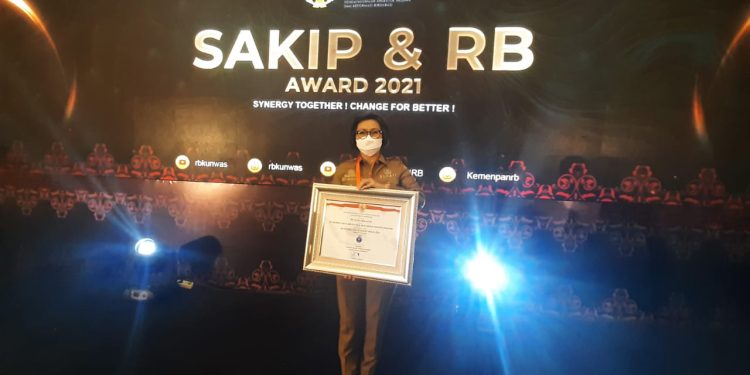 Pemerintah Kabupaten (Pemkab) Bolaang Mongondow (Bolmong) dibawa kepemimpinan Bupati Yasti Soepredjo Mokoagow kembali menerima penghargaan. Penghargaan kali diberikan oleh Kementerian Pendayagunaan Aparatur Negara dan Reformasi Birokrasi ( PAN-RB ) atas penilaian Sistem Akuntabilitas Kinerja Instansi Pemerintah ( SAKIP) dan Reformasi Birokrasi (RB) tahun 2021