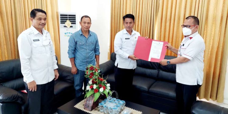 Asisten I Deker Rompas ditunjuk Bupati Bolaang Mongondow Yasti Soepredjo Mokoagow sebagai pelaksana tugas (Plt) Camat Santombolang