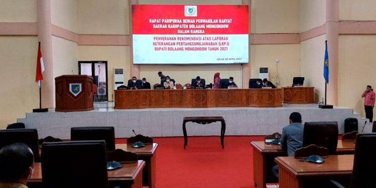 Pansus DPRD Bolmong Serahkan Rekomendasi LKPJ Lewat Rapat Paripurna