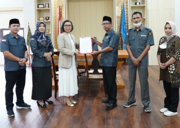 Bupati Bolmong Serahkan Surat Hibah Lahan ke Bawaslu