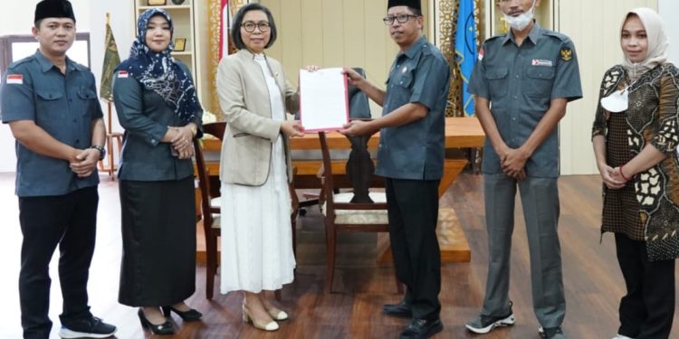 Bupati Bolmong Serahkan Surat Hibah Lahan ke Bawaslu