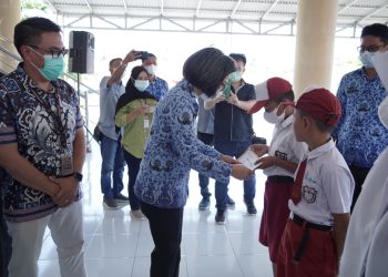 Bupati Bolmong Serahkan Beasiswa dari PT JRBM