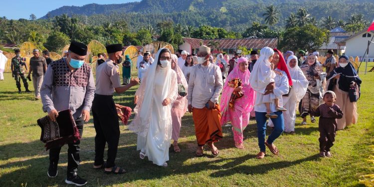 Bupati Yasti Soepredjo Mokoagow Sholat Ied Bersama Warga di Desa Bangomolunow